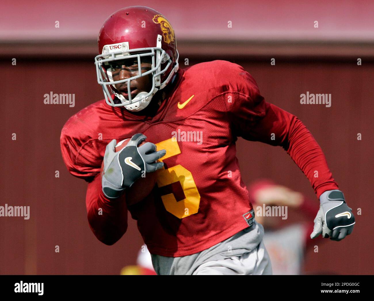 Southern California tail back Reggie Bush runs after catching a pass during a work-out in Los Angeles Thursday, Dec. 29, 2005. The Trojans face the University of Texas in the national championship game at the Rose Bowl on Wednesday, Jan. 4, 2006. (AP Photo/Kevork Djansezian) Banque D'Images