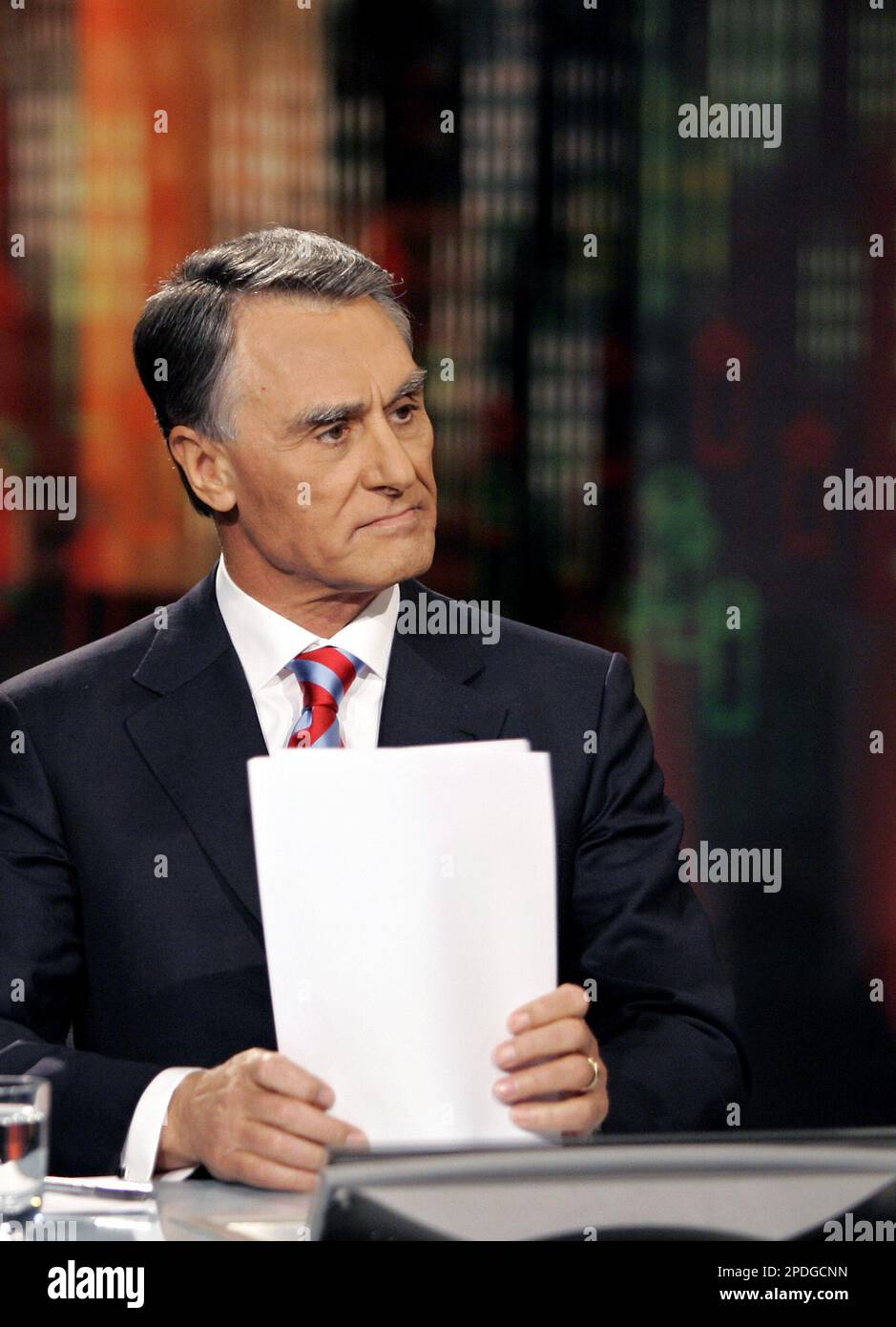Former Prime Minister Anibal Cavaco Silva waits for the start of a debate with former Portuguese President Mario Soares Tuesday, Dec. 20, 2005 at a television studio in Lisbon. The two will be running in Portugal's presidential election to be held Jan. 22, 2006. (AP Photo/Armando Franca) Banque D'Images