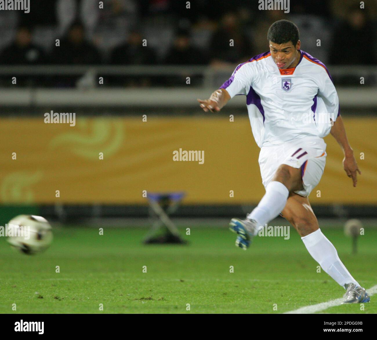 ** RETRANSMISSION TO CORRECT TO FREE KICK ** Ronald Gomez of Deportivo Saprissa of Costa Rica kicks the decisive free kick goal against Al Ittihad of Saudi Arabia during the 3rd place match of FIFA Club World Championship Toyota Cup 2005 soccer in Yokohama, west of Tokyo, Sunday, Dec. 18, 2005. North and Central American club champion Saprissa defeated their Asian counterpart 3-2 and won the third place in the six-continent club championship. (AP Photo/Junji Kurokawa) Banque D'Images