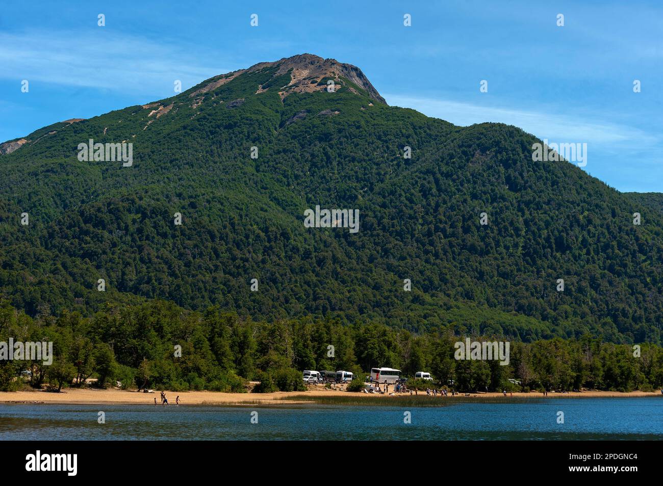 Week-end chargé sur les rives du lac Falkner, Ruta 40, route des sept lacs, Neuquén, Argentine Banque D'Images
