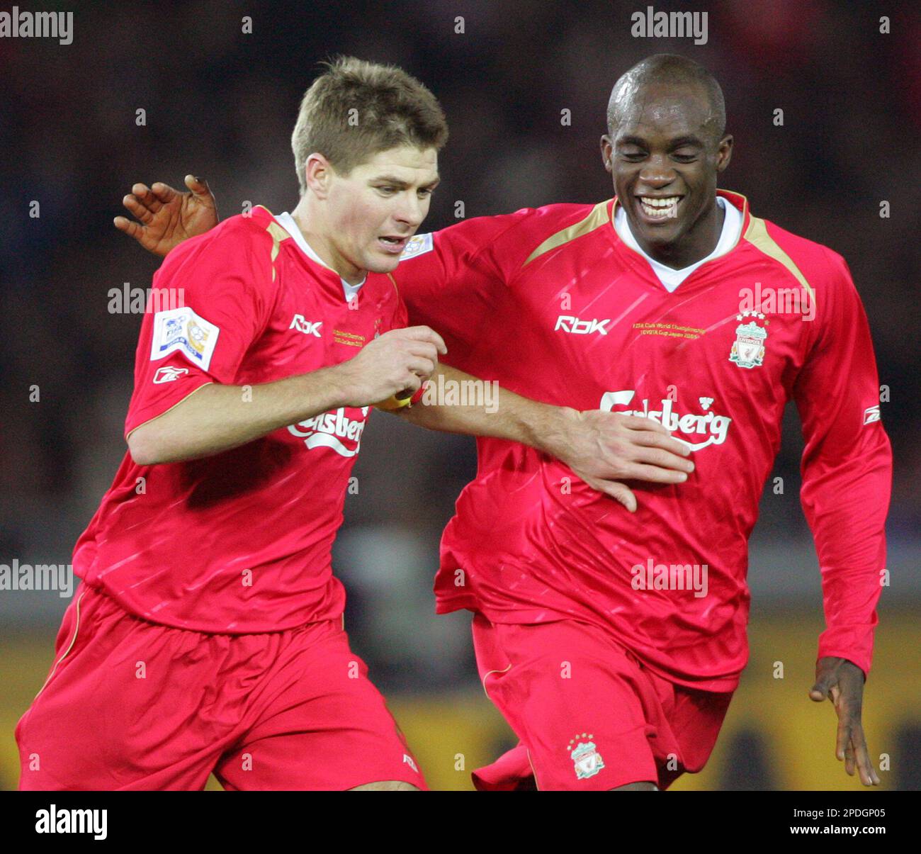 Steven Gerrard of Liverpool FC, left, is congratulated by his teammate Momo Sissoko after scoring the second goal for the England club team against Deportivo Saprissa of Costa Rica during the semi-final of FIFA Club World Championship Toyota Cup 2005 in Yokohama, west of Tokyo, Thursday, Dec. 15, 2005. European club champion Liverpool leads their North and Central American counterpart Deportivo Saprissa 2-0 in the first half. (AP Photo/Koji Sasahara) Banque D'Images