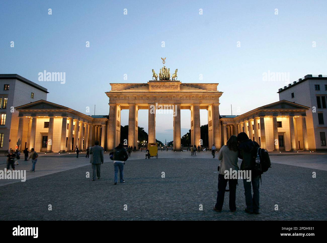 ** FILE** Tourists stroll in front of the Brandenburg Gate in Berlin in this July 27, 2005 file photo. Berlin is one of the host cities of the soccer World Cup 2006. (AP Photo/Franka Bruns) Banque D'Images