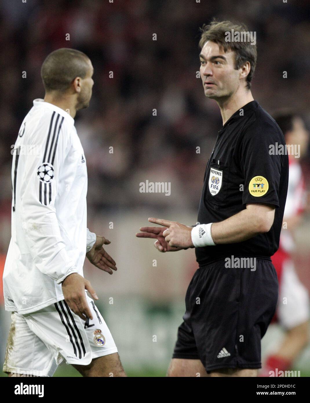 Danish referee Kim Nielsen talks to Rela Madrid's Carlos Diogo of Uruguay during Real Madrid's and Olympiacos Champions League match in Athens, Greece, Tuesday, Dec. 6, 2005. This is Nielsen last match as a referee. (AP Photo/Dusan Vranic) Banque D'Images
