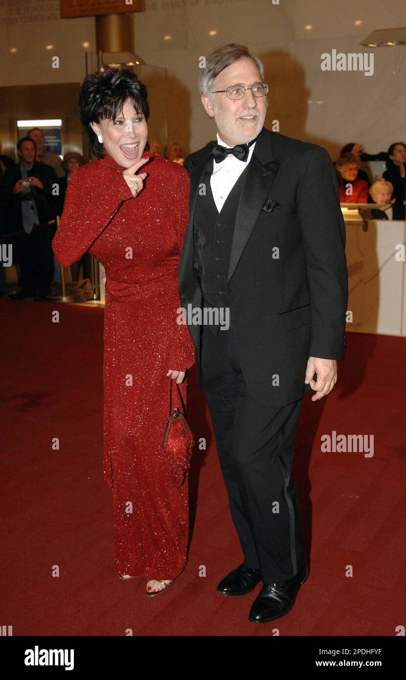 Michele Lee and Fred Rappoport, right, look down the red carpet at Oprah Winfrey as they pose for a picture at the Kennedy Center for the Preforming Arts before the start of the 2005 Kennedy Center Honors Gala on Sunday, Dec. 4, 2005 in Washington. (AP Photo/Kevin Wolf) Banque D'Images