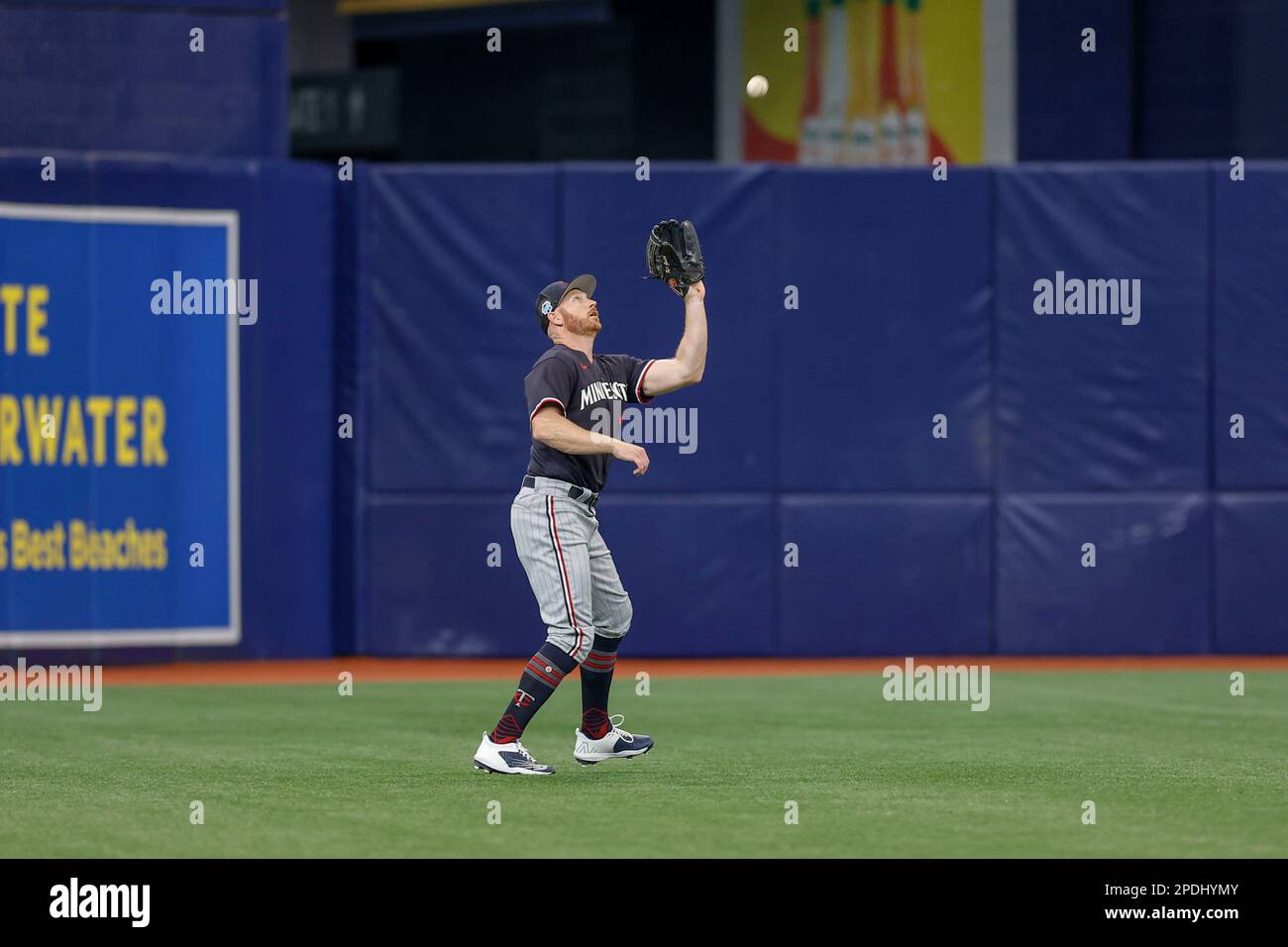 14 mars 2023, rue Petersburg, FL USA; le centrfieleur des Minnesota Twins Ryan Lamarre (24) attrape une mouche pop lors d'un match d'entraînement de printemps de la MLB contre t Banque D'Images