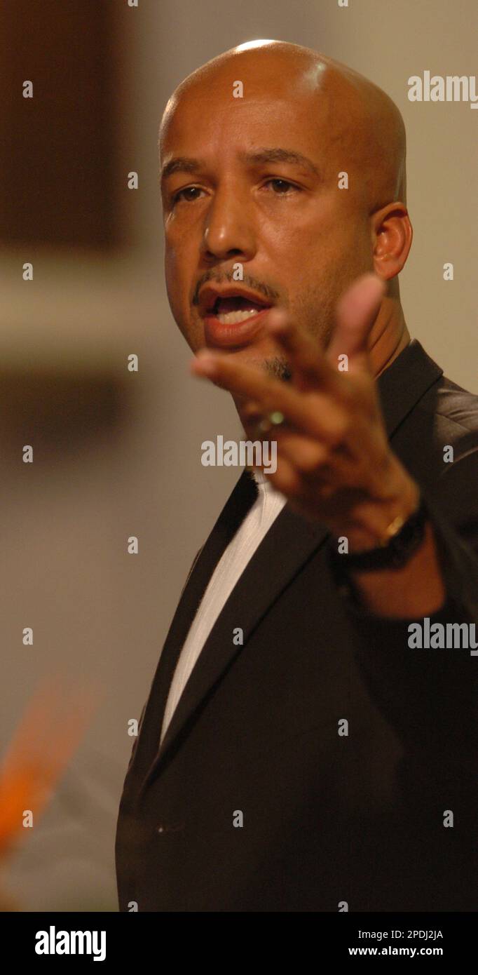 New Orleans Mayor Ray Nagin holds a town hall meeting at Pleasant Grove Missionary Baptist Church in Houston on Sunday, Nov. 27, 2005, for displaced residents of New Orleans now living in Houston. Almost 20,000 people fled to Houston after Hurricanes Katrina and Rita devastated New Orleans. (AP Photo/Carlos Javier Sanchez) Banque D'Images