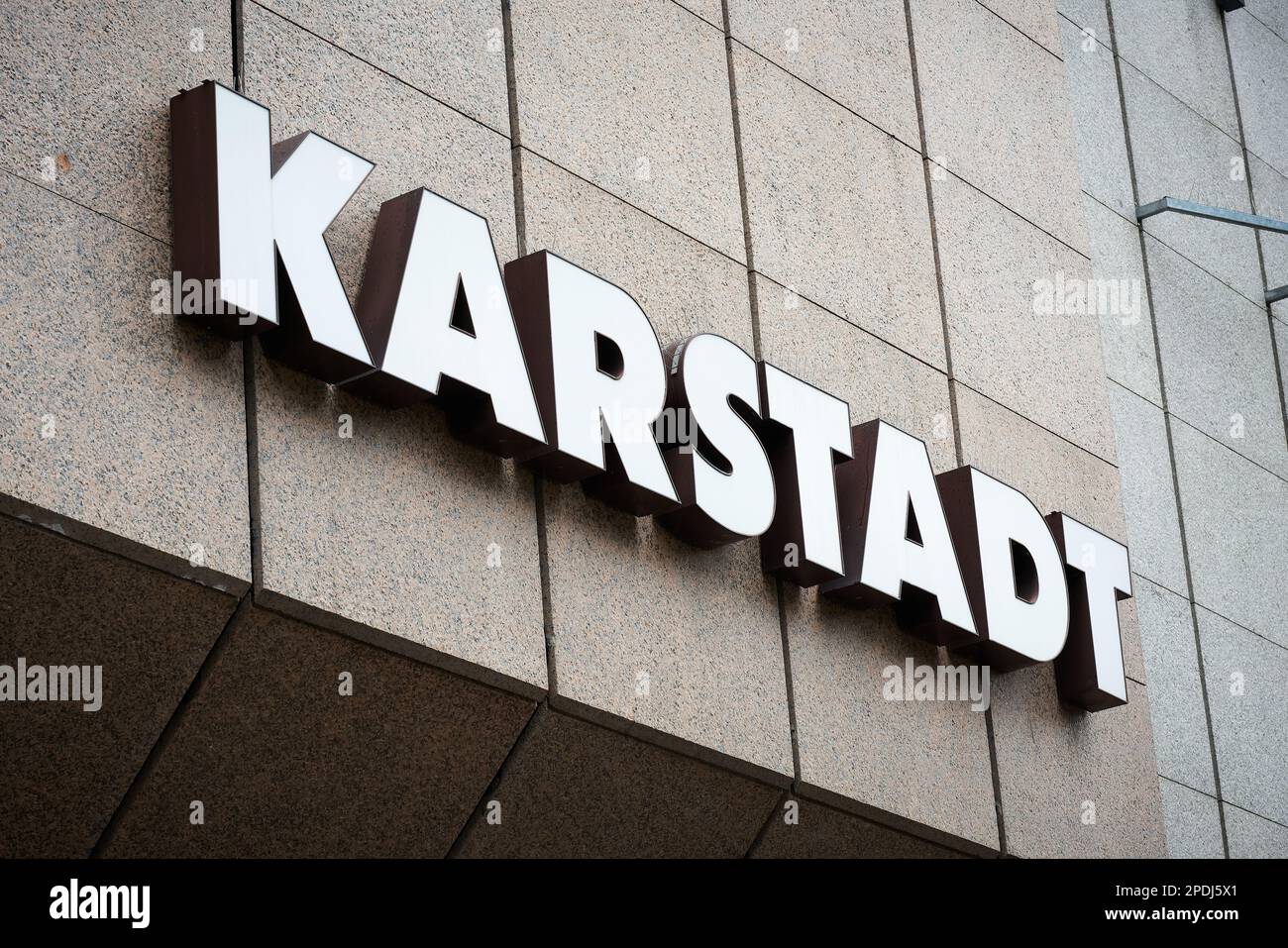 Lettrage et enseigne au néon du groupe de grands magasins Karstadt dans une succursale de Goslar en Allemagne Banque D'Images