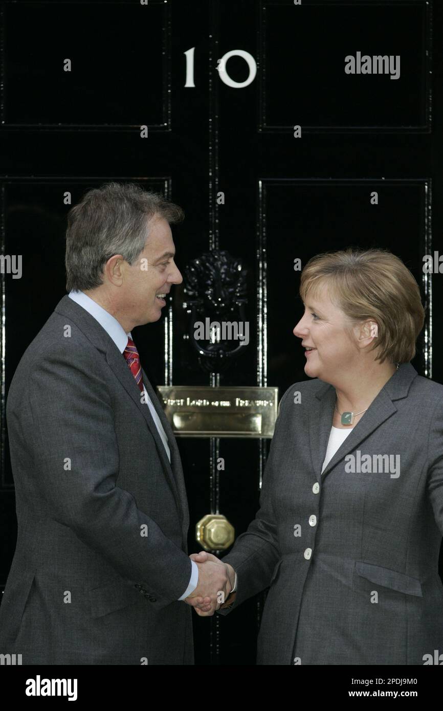 Britain's Prime Minister Tony Blair shakes hands with visiting newly elected German Chancellor Angela Merkel outside his official residence at 10 Downing Street, prior to their meeting in central London, Thursday Nov. 24, 2005. (AP Photo/Lefteris Pitarakis) Banque D'Images