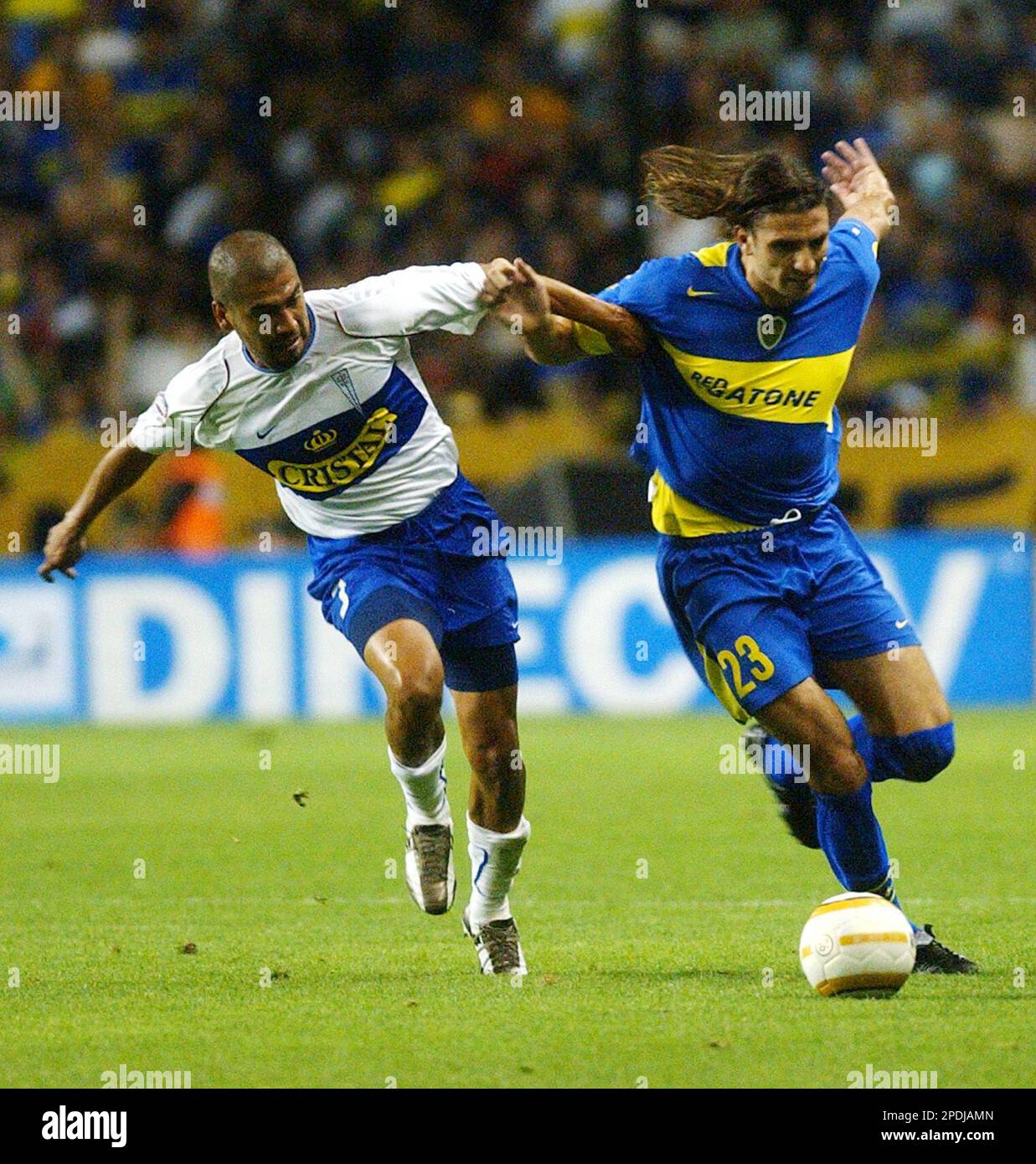 Daniel Bilos, right, of Argentina's Boca Juniors, battles for the ball with Jorge Ormeno of Chile's Universidad Catolica, during their Copa Sudamericana semifinal match, Wednesday, Nov. 23, 2005 in Buenos Aires. (AP Photo/Daniel Luna) Banque D'Images