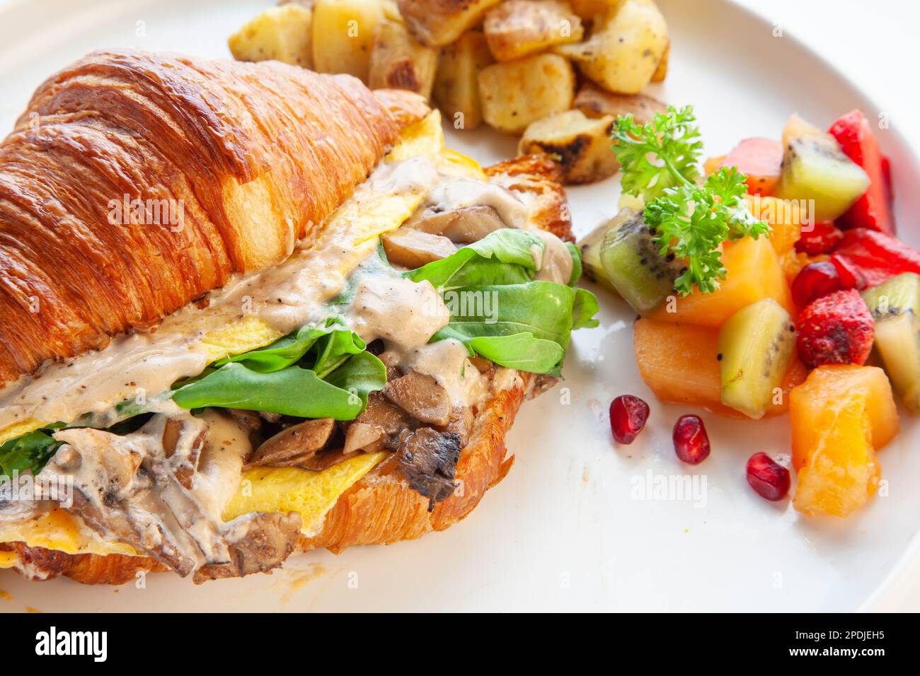 Sandwich méditerranéen aux œufs brouillés avec fruits et pommes de terre. Banque D'Images