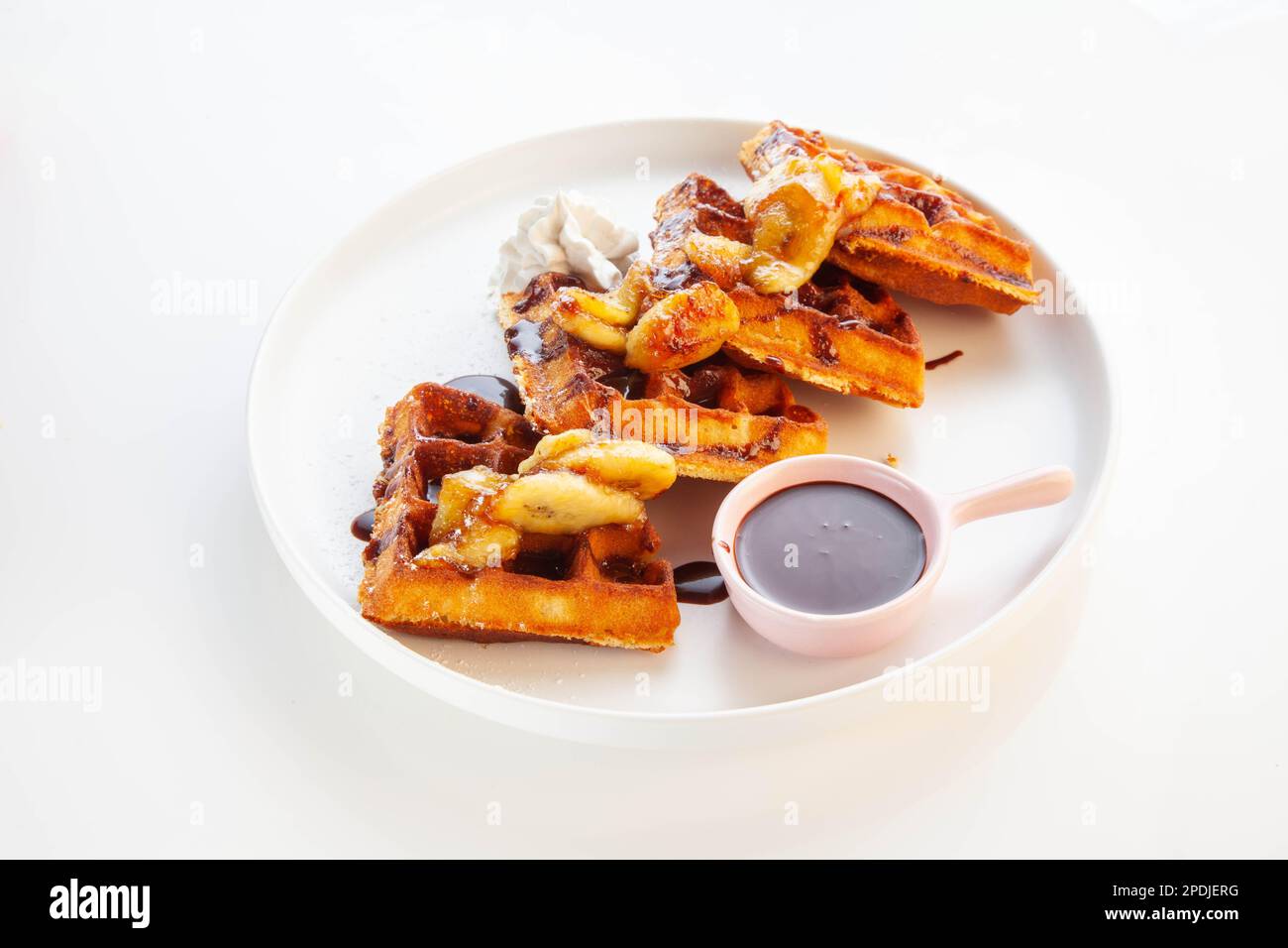 Gaufres au chocolat et à la banane servies avec du sirop d'érable. Banque D'Images