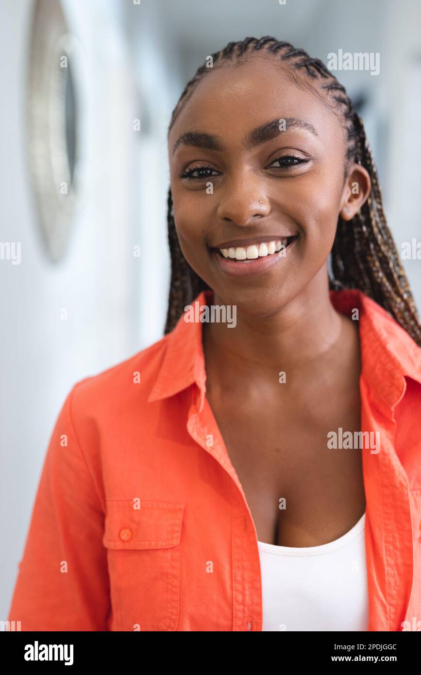 Portrait d'une femme afro-américaine heureuse regardant l'appareil photo et souriant Banque D'Images
