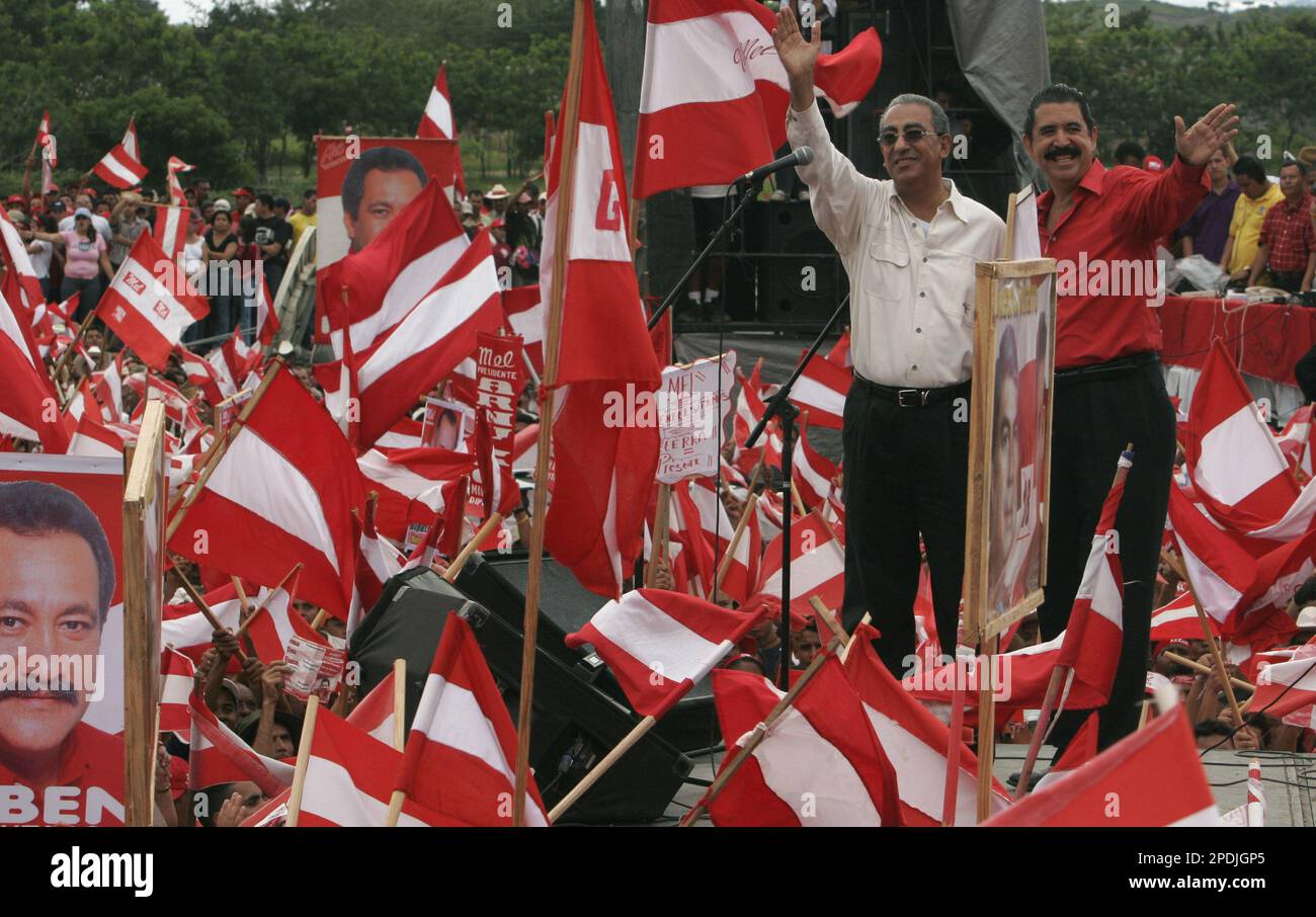 Manuel 'Mel' Zelaya, right, Presidential candidate of the opposition Liberal Party of Honduras and former Honduran President, Carlos Flores Facusse, of the Liberal Party wave to supporters during a rally in Juticalpa, 167km (104 miles) northeast of Tegucigalpa, Honduras, Sunday, Nov. 20, 2005. The presidential elections are set to take place Nov. 27. (AP Photo/Esteban Felix) Banque D'Images