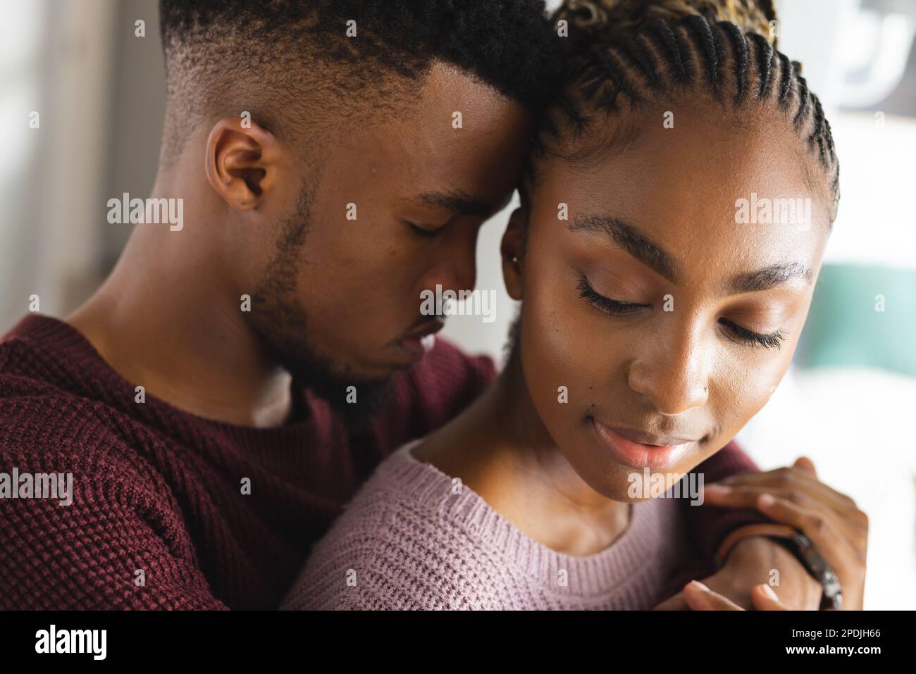 Un couple afro-américain heureux s'embrasse avec les yeux fermés Banque D'Images