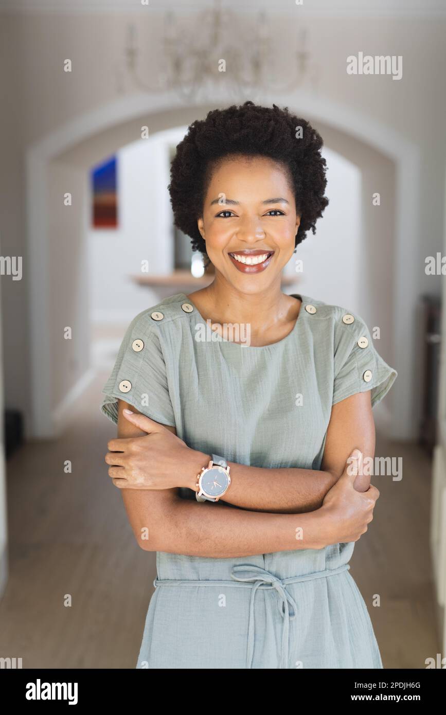 Portrait d'une femme afro-américaine heureuse regardant l'appareil photo et souriant Banque D'Images