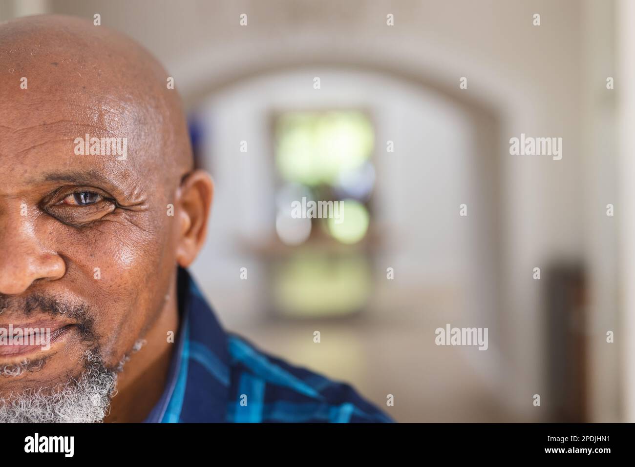 Portrait d'un homme afro-américain expérimenté heureux regardant l'appareil photo et souriant Banque D'Images