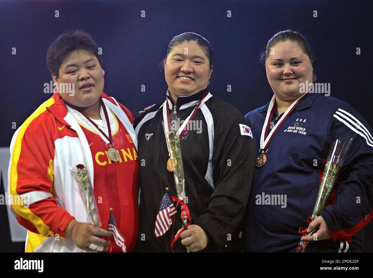 From left to right: China's Shuangshuang Mu, the silver medalist, Korea's Mi-ran Jang, the gold medal winner, and Cheryl Haworth of the United States, the bronze medalist, pose after they received their medals in a total of women's +75 kg at the World Weightlifting Championships Tuesday Nov. 15, 2005 in Doha, Qatar . (AP Photo/Kamran Jebreili) Banque D'Images