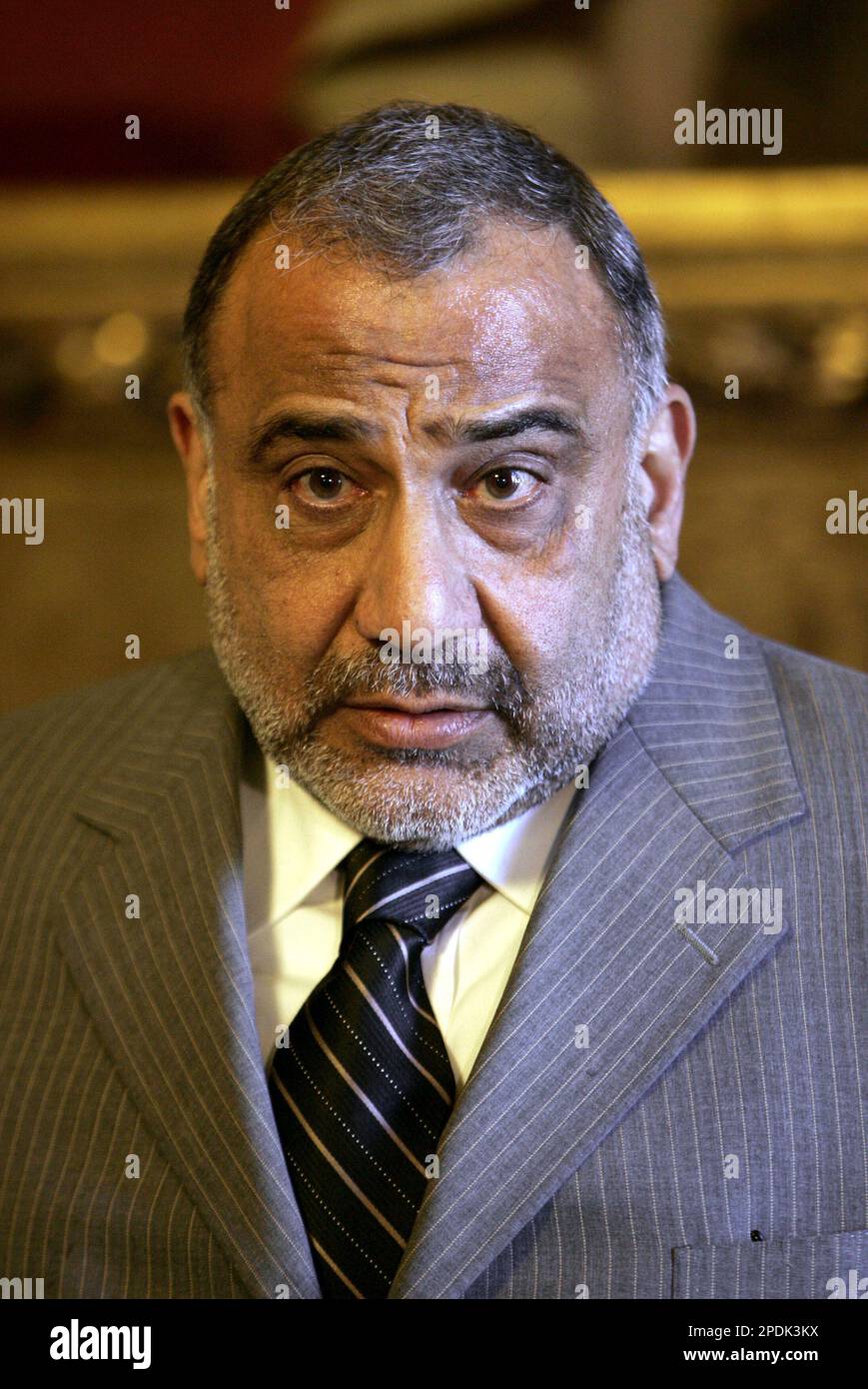 Visiting Iraqi Vice President Adel Abdul-Mahdi answers a reporter's question, prior to his meeting with British Foreign Secretary Jack Straw, unseen, at the Foreign and Commonwealth office in central London, Monday Nov. 14, 2005. (AP Photo/Lefteris Pitarakis) Banque D'Images