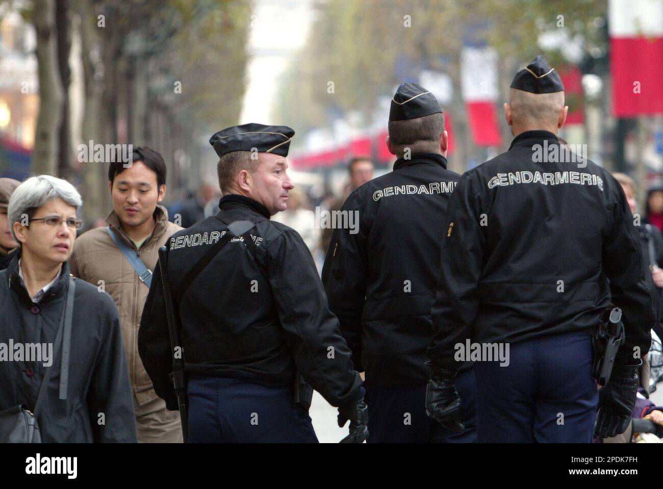 Gendarmes patrol the Champs Elysees avenue in Paris, Saturday, Nov. 12, 2005. Paris police said they stepped up security Friday and placed restrictions on some public gatherings because of tip-offs from Internet and text messages suggesting "violent actions" over the weekend in the French capital. (AP Photo/Mehdi Taamallah) Banque D'Images