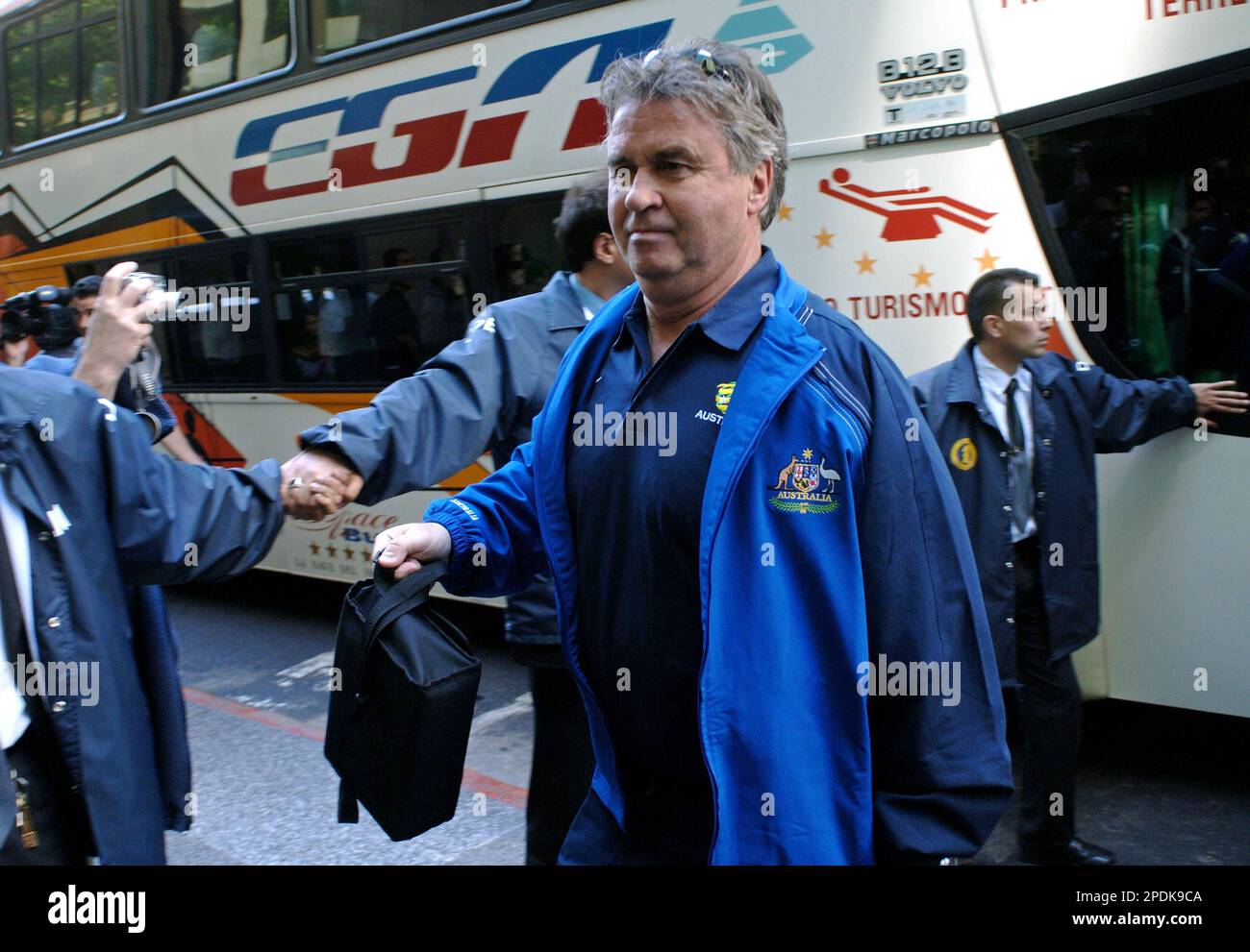 Australia's national soccer team head coach Guus Hiddink arrives at his hotel in Montevideo, Uruguay Friday Nov. 11, 2005. Australia will play against Uruguay on Saturday in Montevideo in a playoff qualifying soccer match for a place in next year's World Cup. (AP Photo/Matilde Campodonico) Banque D'Images