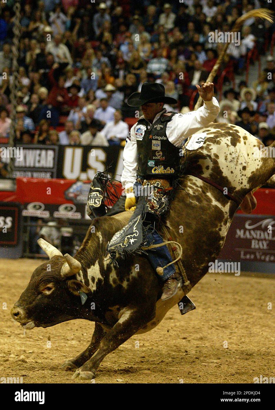 Justin McBride, of Elk City, Okla., hangs on a bull as he competes during the sixth round of Professional Bull Riders World Finals in Las Vegas on Saturday, Nov. 5, 2005. McBride, who scored 87.25 Saturday, is leading the competition in overall points. (AP Photo/Jae C. Hong) Banque D'Images