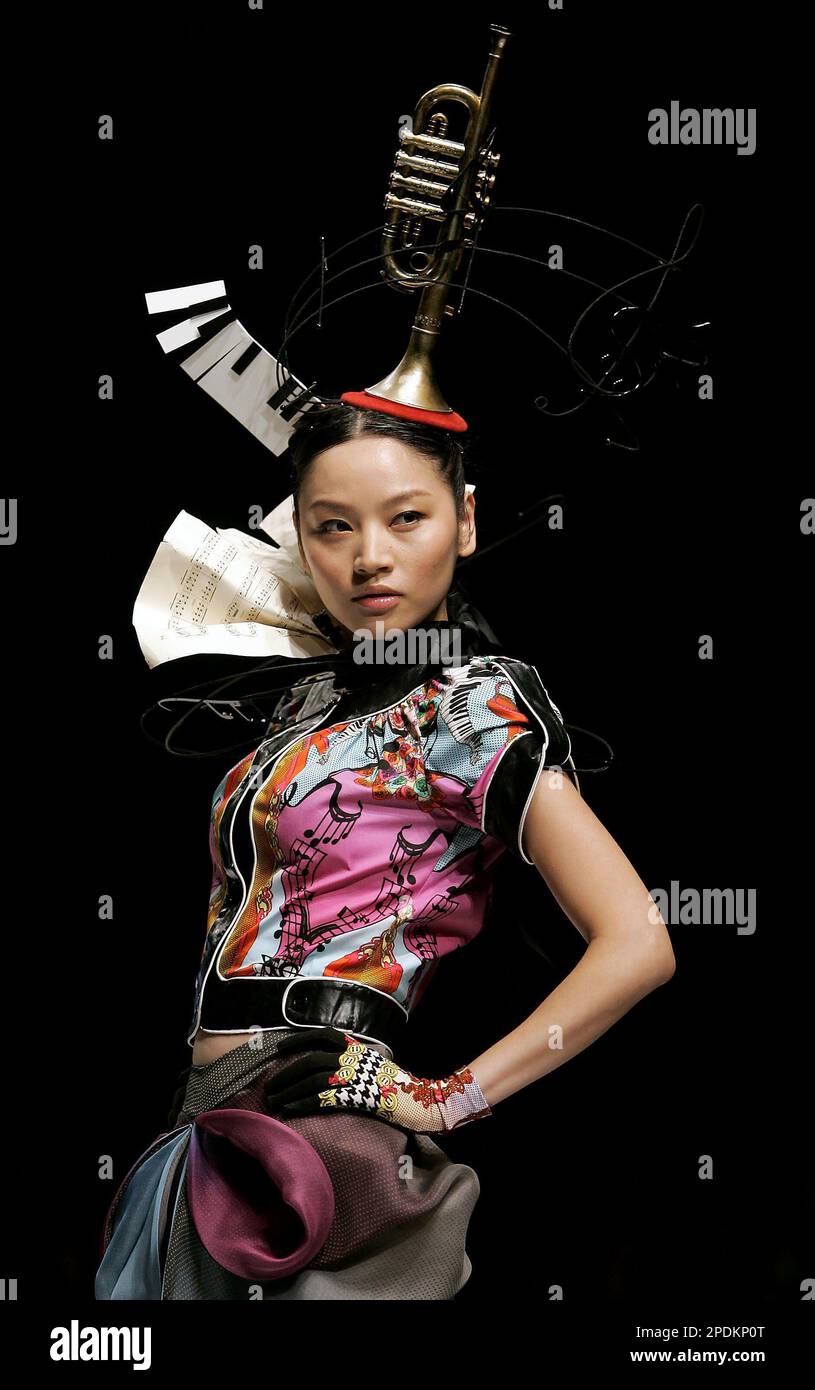 A Chinese model presents an outfit by Basso & Brooke of the Spring /Summer 2006 collection at Shanghai Fashion Week in Shanghai, China Friday Nov. 4, 2005.(AP Photo/Eugene Hoshiko) Banque D'Images
