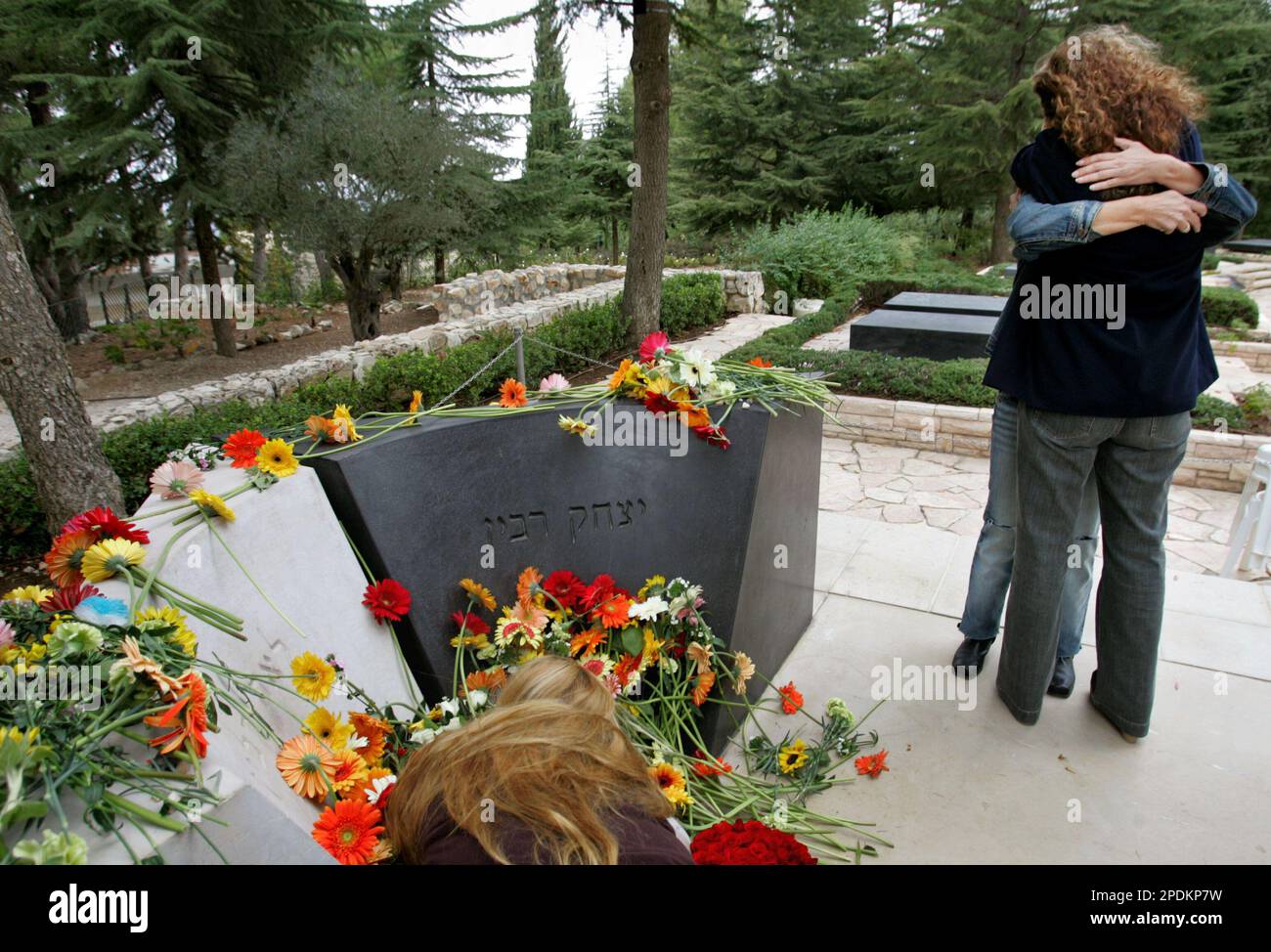 Dalia Rabin, the daughter of late Israeli Prime Minister Yitzhak Rabin, front, hugs a friend after paying respects at her father's grave following a memorial at Mount Hertzl cemetery in Jerusalem, Friday, Nov. 4, 2005. On the 10-year anniversary of the assassination of Prime Minister Yitzhak Rabin, the official who was responsible for the Israeli leader's security is calling for a new investigation into the killing. (AP Photo/Kevin Frayer) Banque D'Images