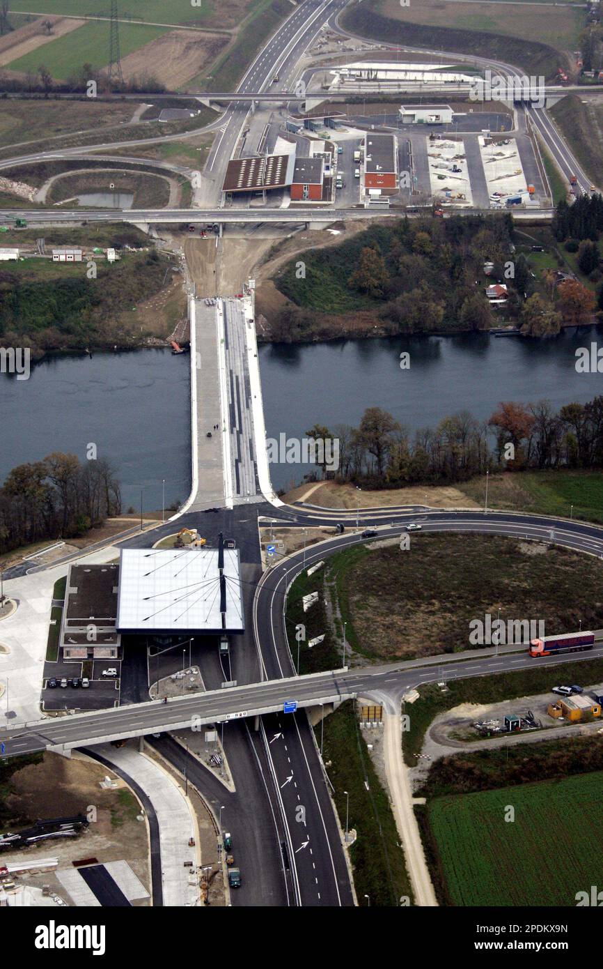Luftbild der neuen Rheinbruecke und der neuen deutschschweizerischen