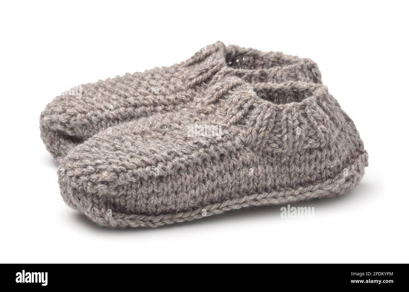 Paire de chaussettes d'intérieur tricotées en laine grise isolées sur du blanc Banque D'Images