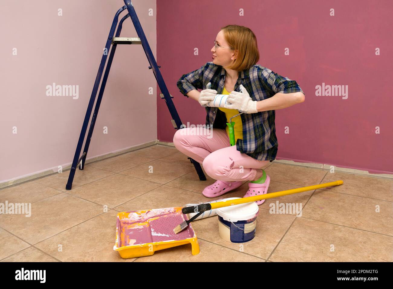 Femme forte peintre de maison professionnelle peinture murs. Une femme  assemble le rouleau de peinture avant le travail. Accessoires pour la  rénovation de la chambre d'appartement. REPA Photo Stock - Alamy