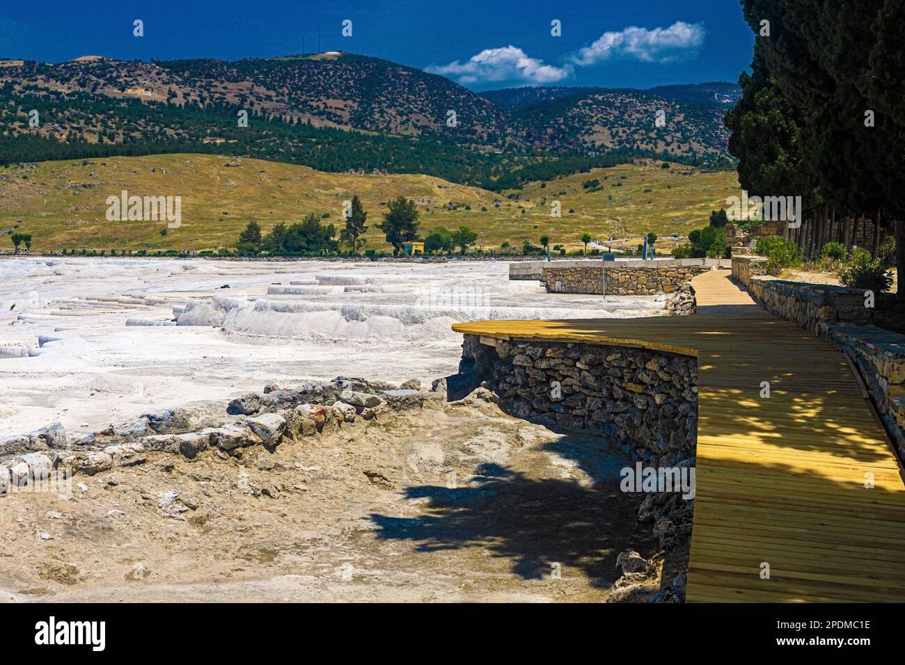 Vue sur les traventins secs à Pamukkale, par une belle journée d'été. Turquie Banque D'Images