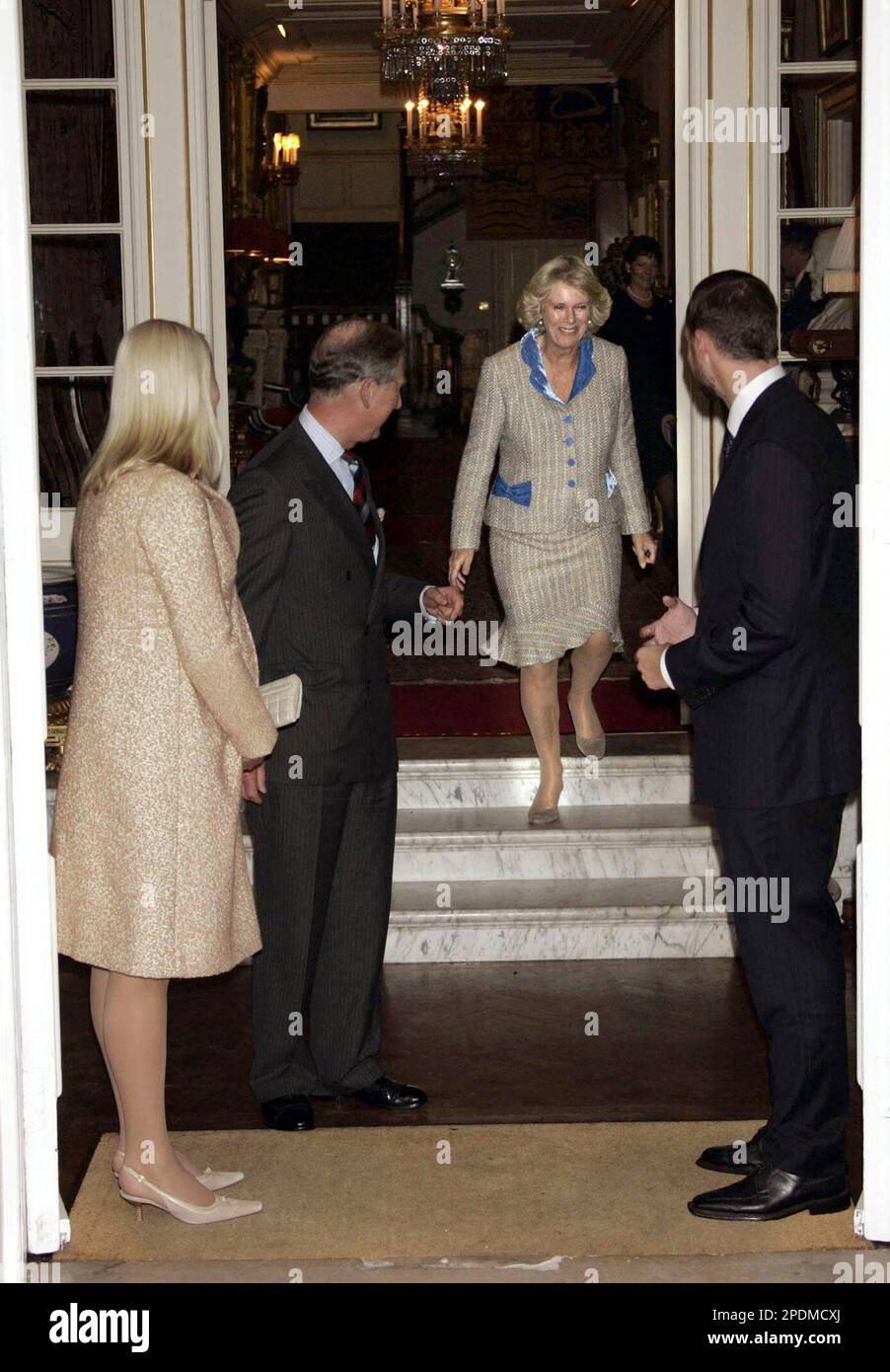 The Prince of Wales, second left, watches as the Duchess of Cornwall, second right, arrives to greet Crown Prince Haakon, right, and Crown Princess Mette-Marit of Norway in the garden of Clarence House, London, Wednesday Oct. 26, 2005. The royals took tea at Clarence House and were expected to discuss the work of Charles' charity The Prince's Trust. (AP Photo/Michael Dunlea, Pool) Banque D'Images