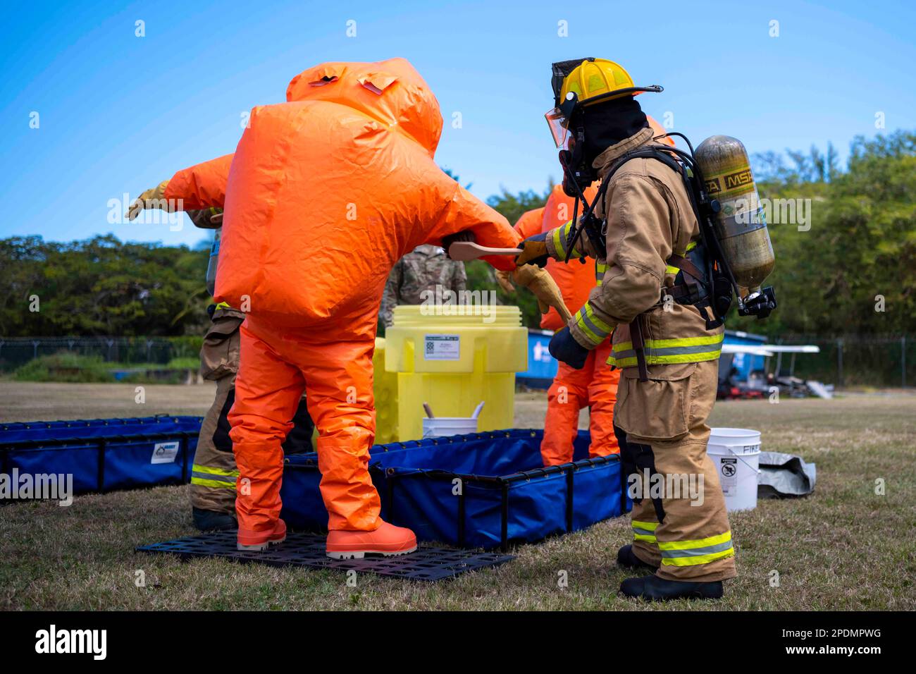 Caroline, Porto Rico. 4th mars 2023. A ÉTATS-UNIS Un pompier de la Force aérienne affecté au vol de protection contre les incendies, 156th escadron du génie civil décontamine un autre équipement de protection des pompiers lors de l'exercice de la Journée du bœuf de premier plan à la base de la Garde nationale aérienne de Munich, en Caroline, à Porto Rico, en 4 mars 2023. La SCÉ de 156th a répondu à une simulation de déversement de produits chimiques, biologiques, radiologiques et nucléaires (CBRN) au cours de l'exercice qui portait sur l'essai de préparation opérationnelle et d'intervention. Crédit : États-Unis Garde nationale/ZUMA Press Wire Service/ZUMAPRESS.com/Alamy Live News Banque D'Images