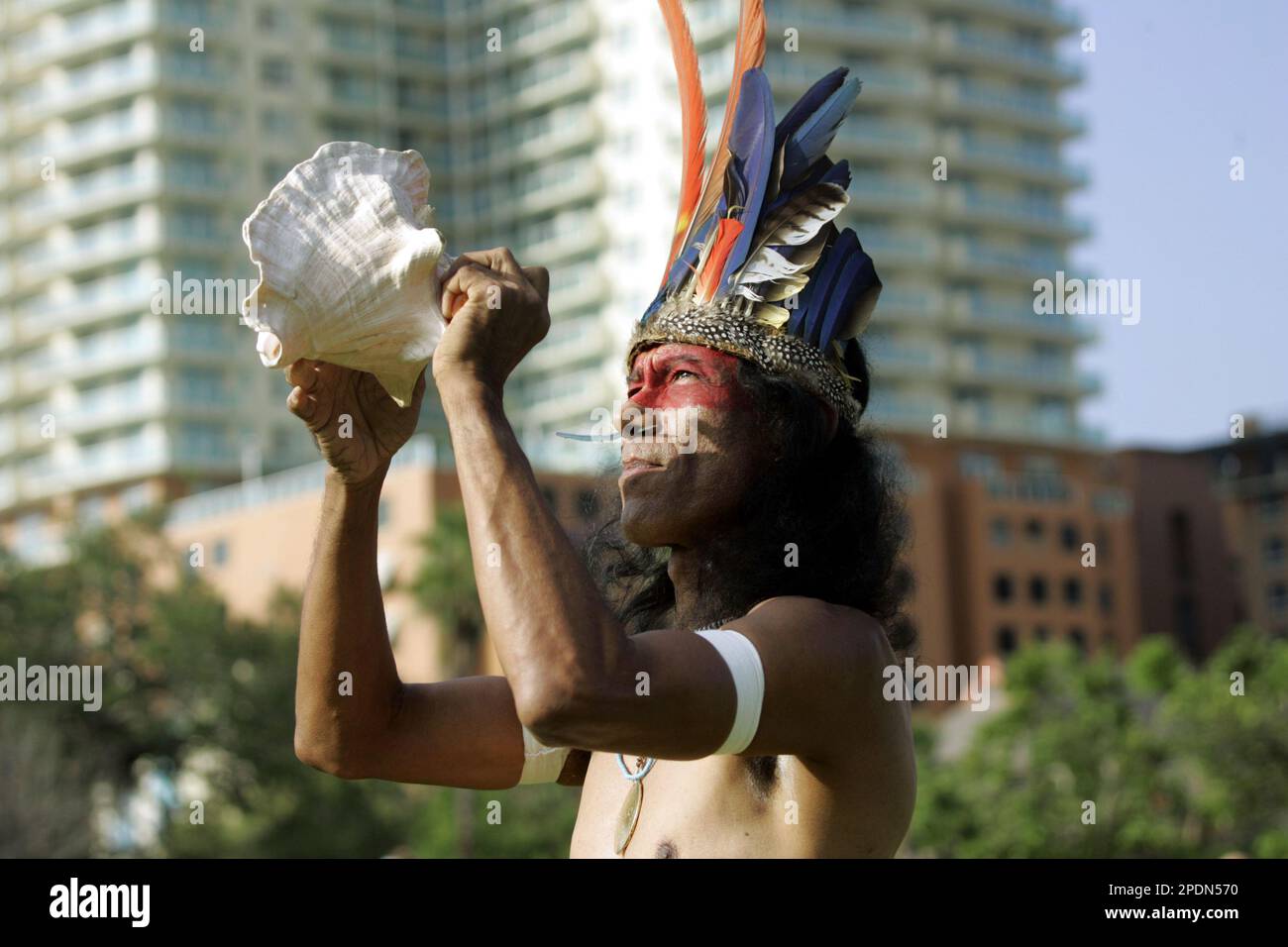 Baracuty Rivera, of Puerto Rico, prepares to blow a conch shell during a ceremony to thank the Creator and Mother Earth at the start of the Vulture Homecoming Picnic Sunday, Oct. 16, 2005, in Miami. The picnic, which was sponsored by the newly-created Coconut Grove Vulture Kulture Klub, Friends of King Mango, the Coconut Grove Chamber of Commerce and Audubon of Florida, commemorates the yearly migration of flocks of vultures going south for the winter. (AP Photo/Wilfredo Lee) Banque D'Images