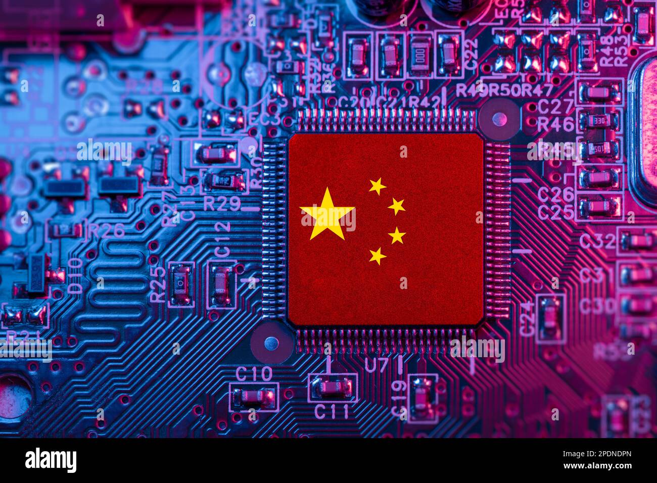 Drapeau chinois sur le concept de la guerre des puces informatiques. Fabricants de puces internationaux UC unité centrale Microchip sur carte mère République de Chine monde larg Banque D'Images