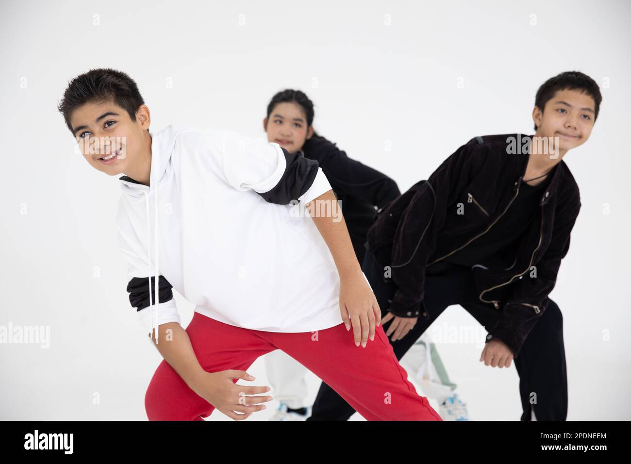 groupe d'enfants garçon adolescent heureux profiter de l'activité danse avec un ami dans le studio de classe de danse Banque D'Images