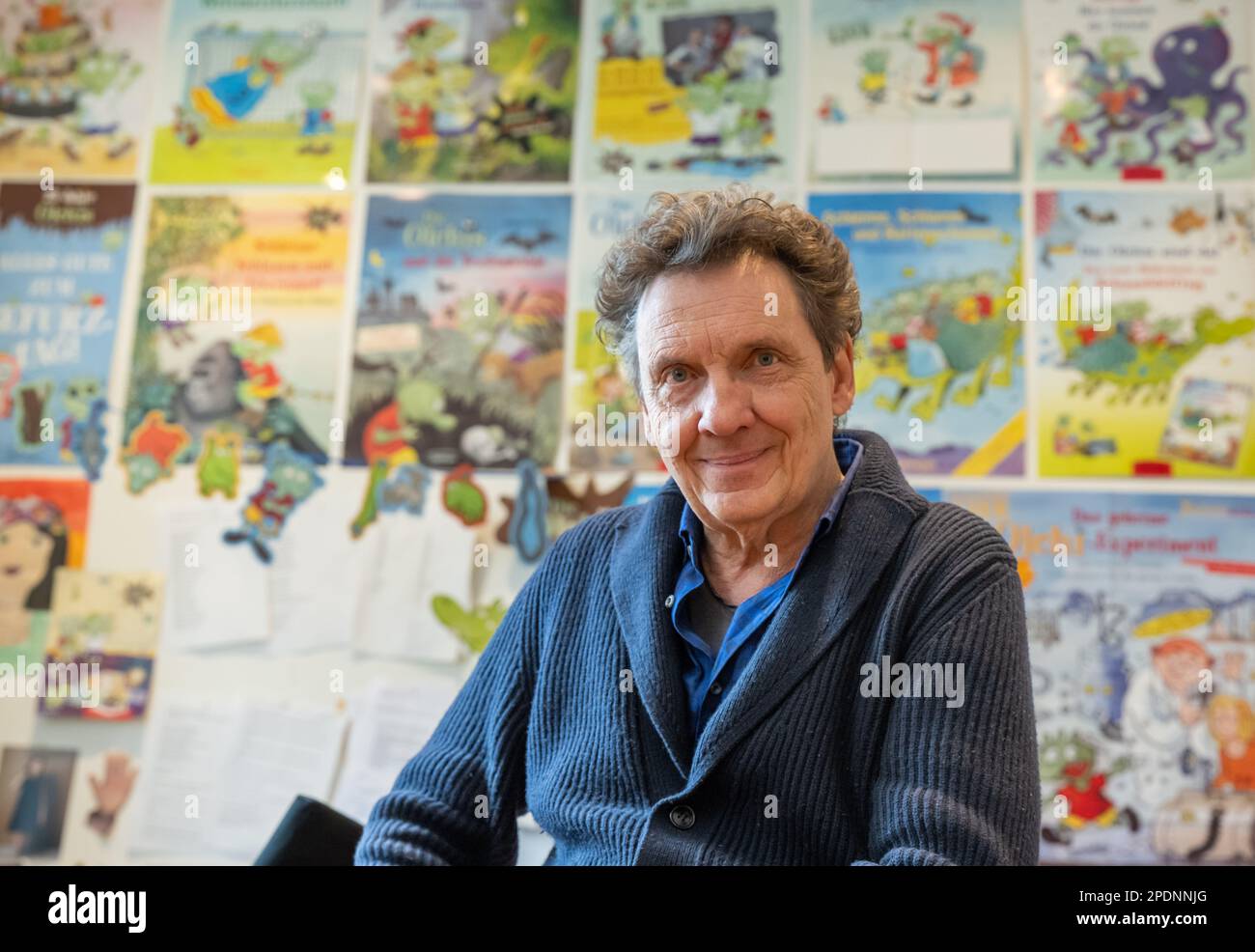 Munich, Allemagne. 14th mars 2023. Erhard Dietl, auteur et illustrateur de livres pour enfants, est assis dans son studio dans le quartier de Haidhausen à Munich, lors d'une séance photo avec Deutsche presse-Agentur. Dietl est l'auteur des livres "Olchis" et aura 70 ans sur 22 mai 2023. Credit: Peter Kneffel/dpa/Alay Live News Banque D'Images