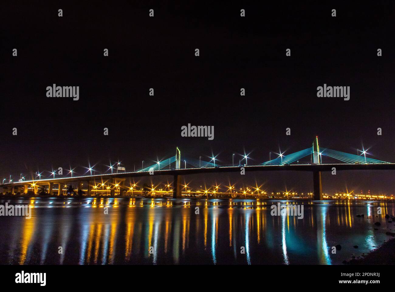 Le pont des Rades-la Goulette illumine la baie de Tunis de sa splendeur nocturne. Tunisie de Tunis Banque D'Images