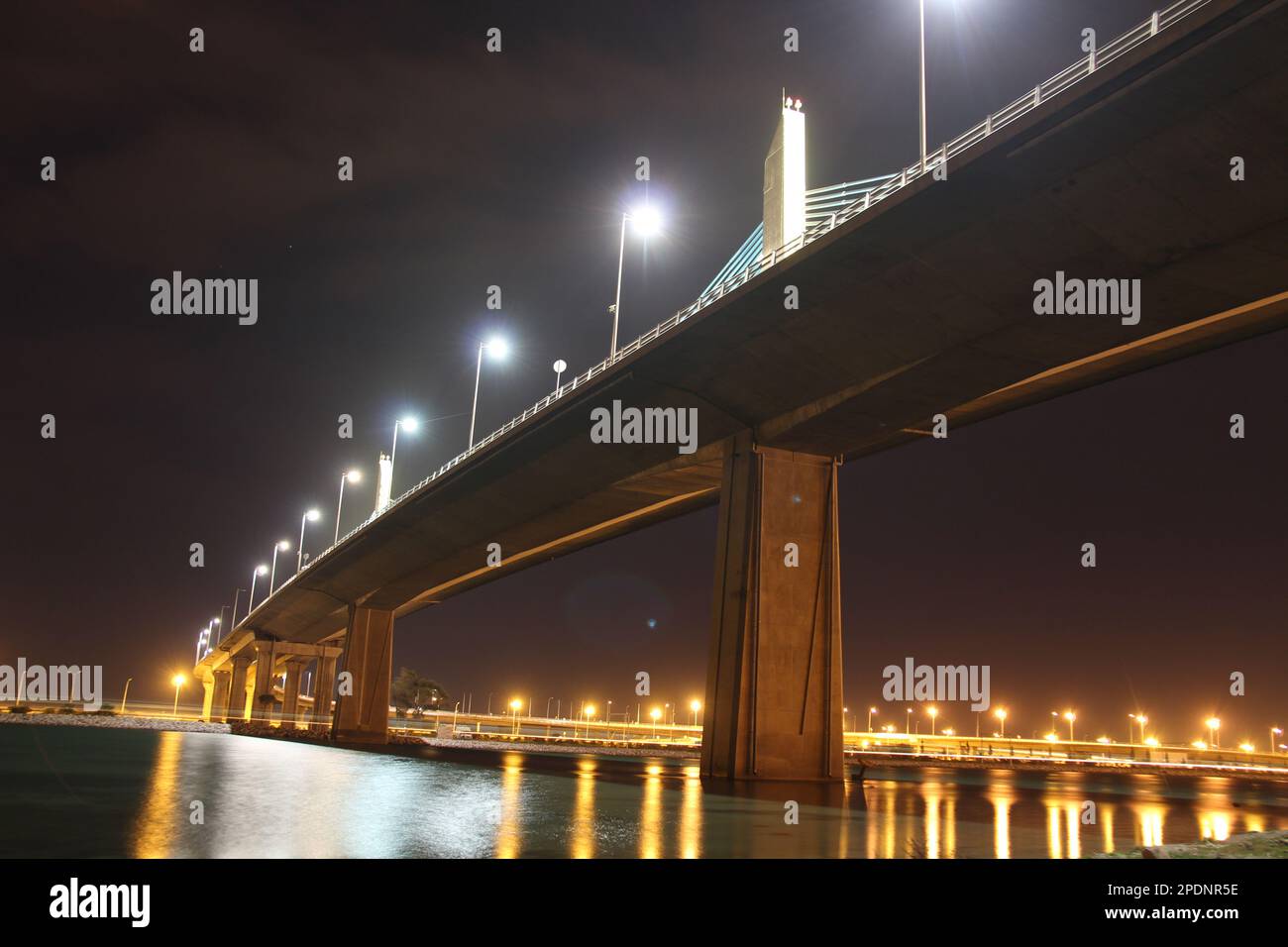 Le pont des Rades-la Goulette illumine la baie de Tunis de sa splendeur nocturne. Tunisie de Tunis Banque D'Images
