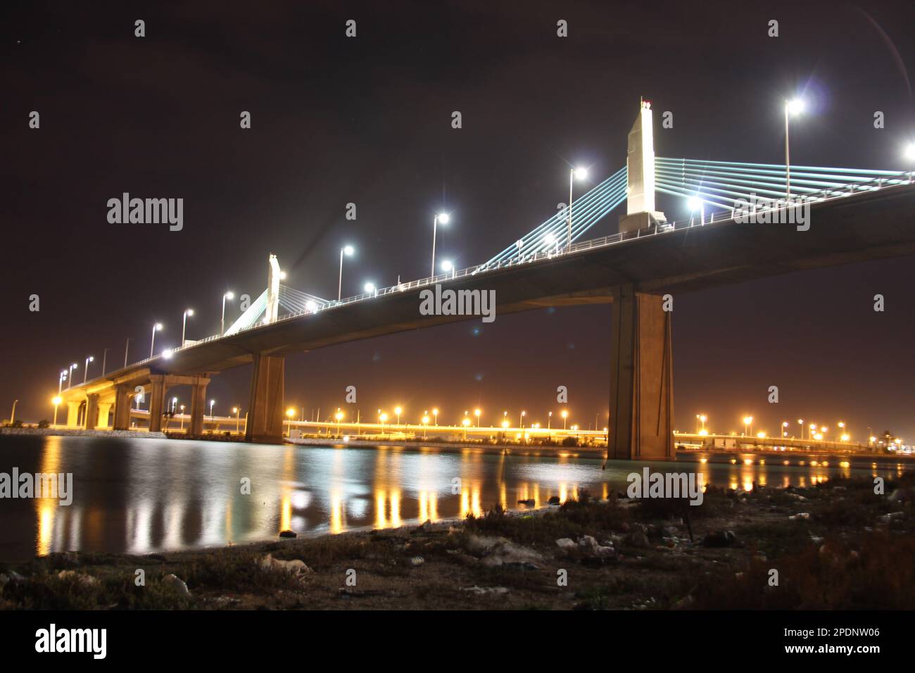 Le pont des Rades-la Goulette illumine la baie de Tunis de sa splendeur nocturne. Tunisie de Tunis Banque D'Images