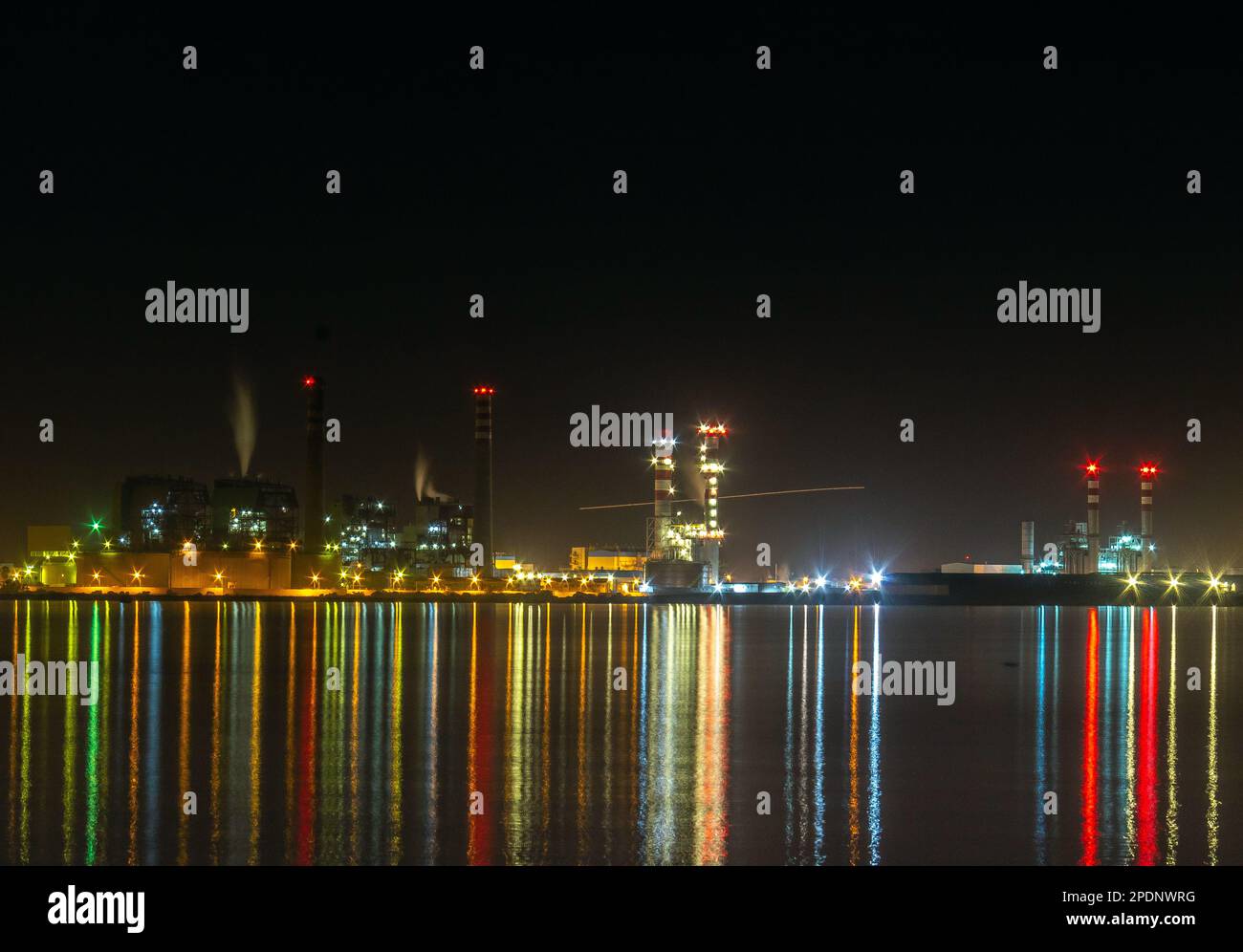 Le pont des Rades-la Goulette illumine la baie de Tunis de sa splendeur nocturne. Tunisie de Tunis Banque D'Images