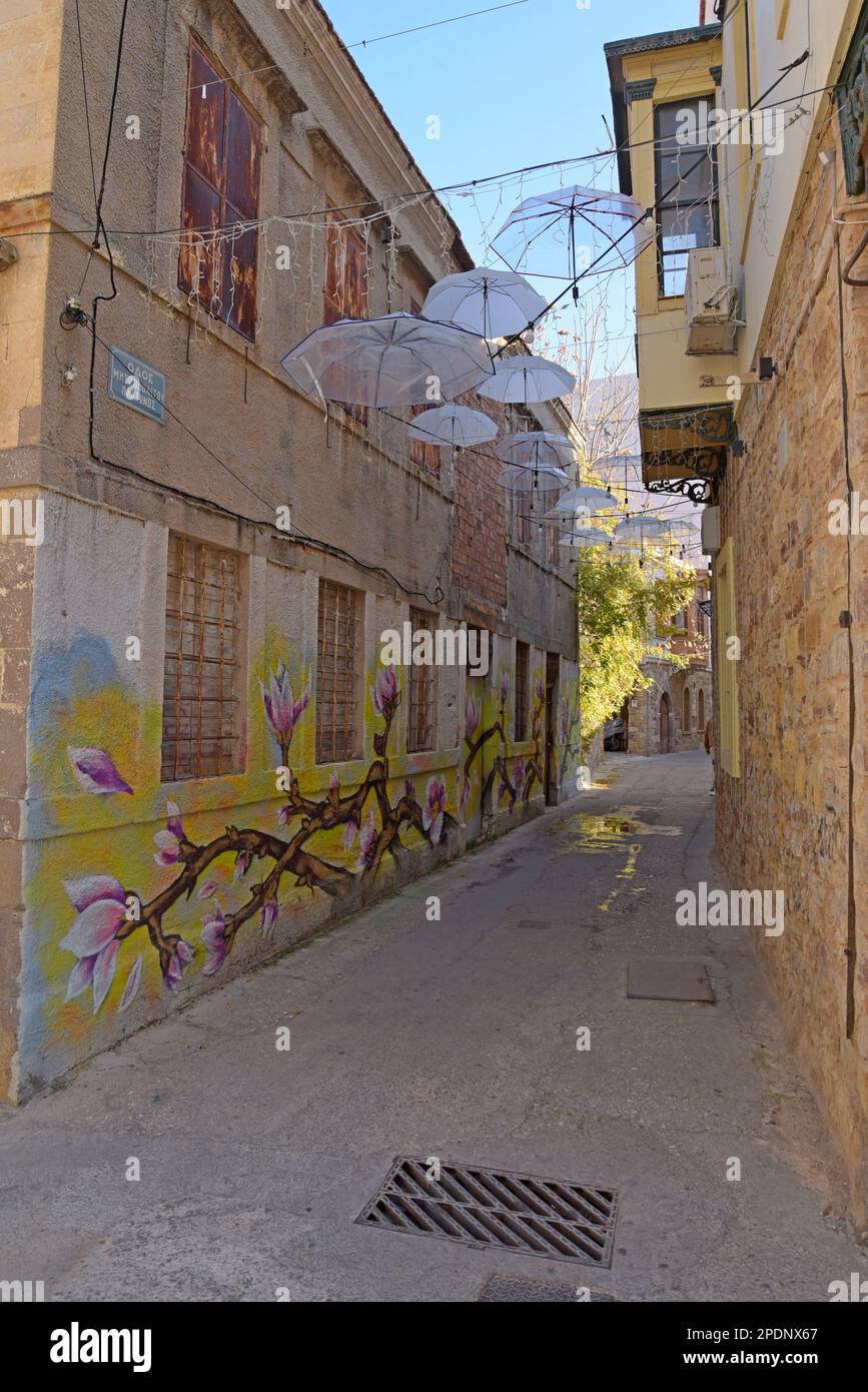 Fresque colorée et bermellas dans une ruelle étroite dans le quartier résidentiel historique de Chios port, île de Chios, Grèce Banque D'Images