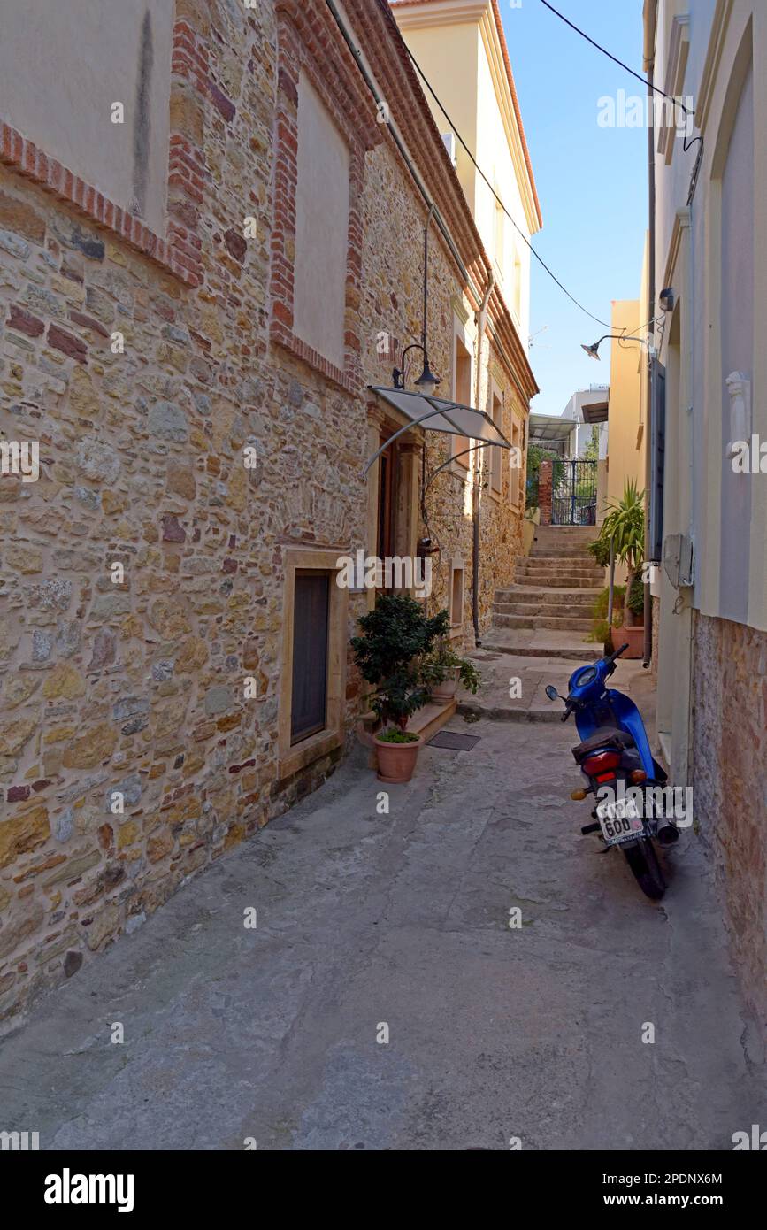 Maisons traditionnelles dans une ruelle étroite dans le quartier résidentiel historique à l'intérieur du château de Chios, île de Chios, Grèce Banque D'Images