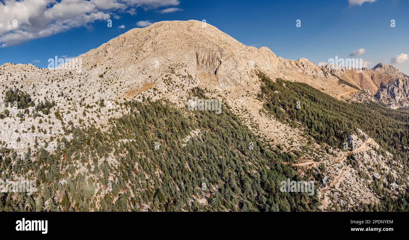 Les vues spectaculaires d'en haut sont vraiment à couper le souffle, avec les sommets déchiquetés des montagnes qui s'élèvent brusquement contre le ciel. Banque D'Images