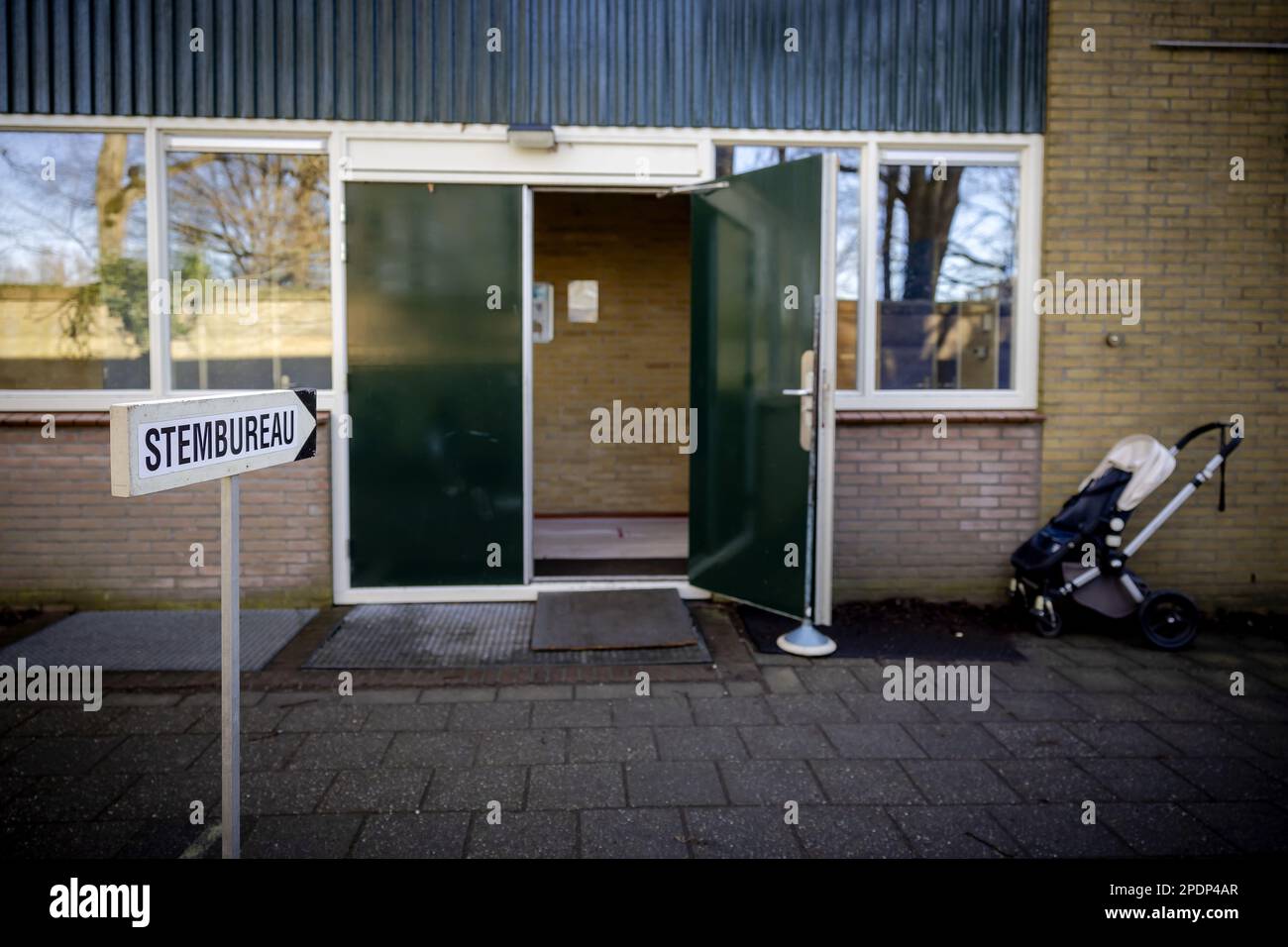 BUSSUM - l'entrée d'un bureau de vote pour les élections du Conseil provincial. ANP ROBIN VAN LONKHUIJSEN pays-bas sortie - belgique sortie Banque D'Images