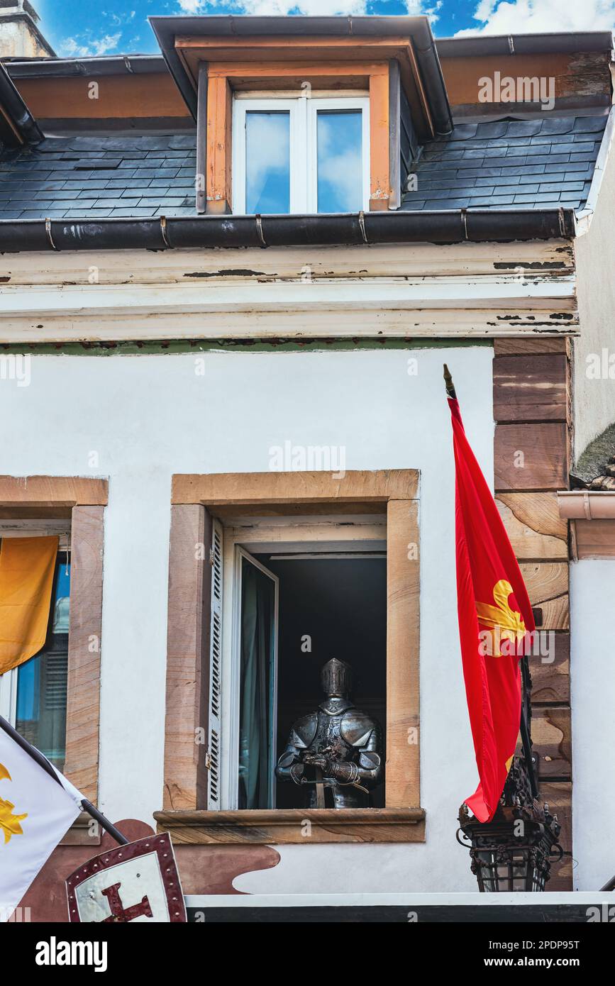 photo colorée de la figure d'un chevalier dans la fenêtre d'un bâtiment Banque D'Images