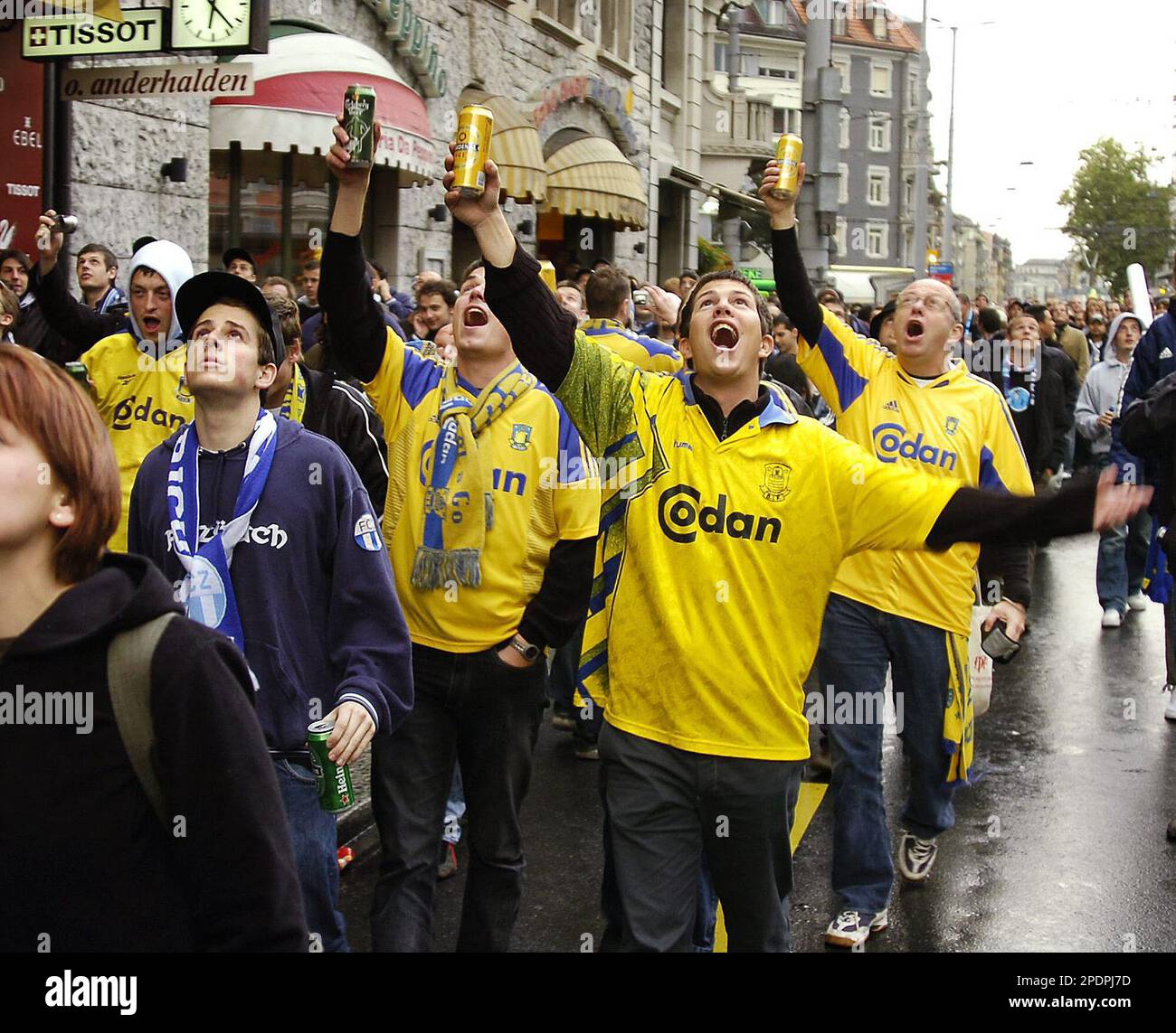 Fans of the soccer clubs FC Zurich and fans of the Brondby of Denmark stage a peaceful march together to the Letzigrund Stadium in Zurich, where the UEFA cup soccer match between the FC Zurich and Brondby will take place on Thursday Sept. 29, 2005. After the first leg match between Zurich and Brondby there were clashes between the police and fans of FC Zurich in Copenhagen. About 100 fans of the Swiss club had been taken in custody for disturbance and for being armed with clubs. (AP Photo/Steffen Schmidt, Keystone) Banque D'Images