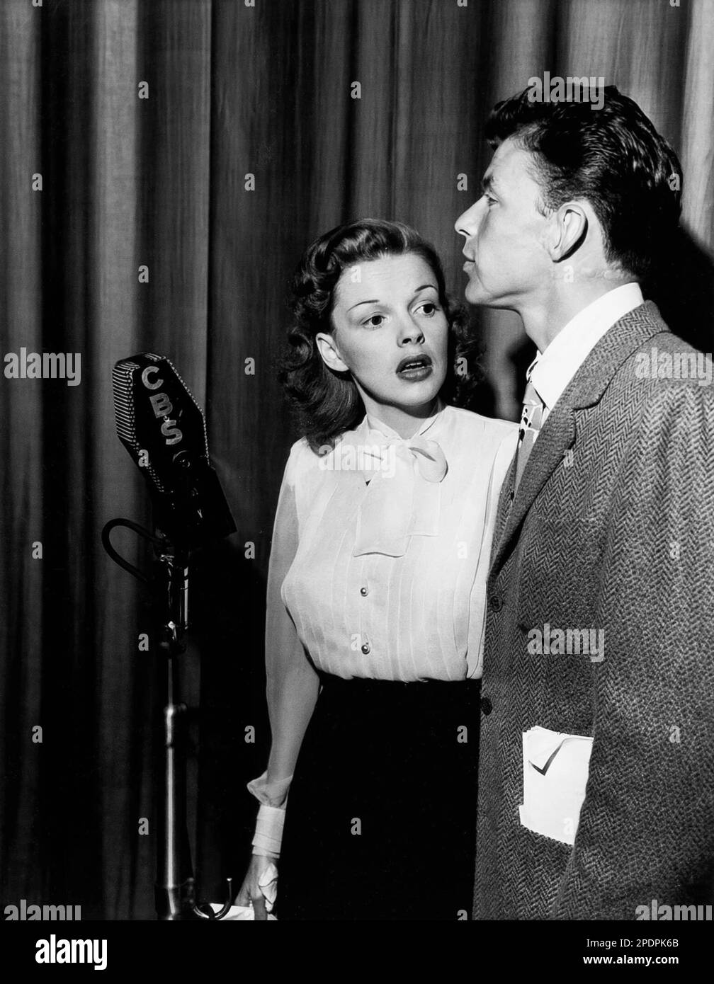 Judy Garland et Frank Sinatra exécutant « Embraceable You » sur l'épisode 1944 de la chaîne CBS Banque D'Images