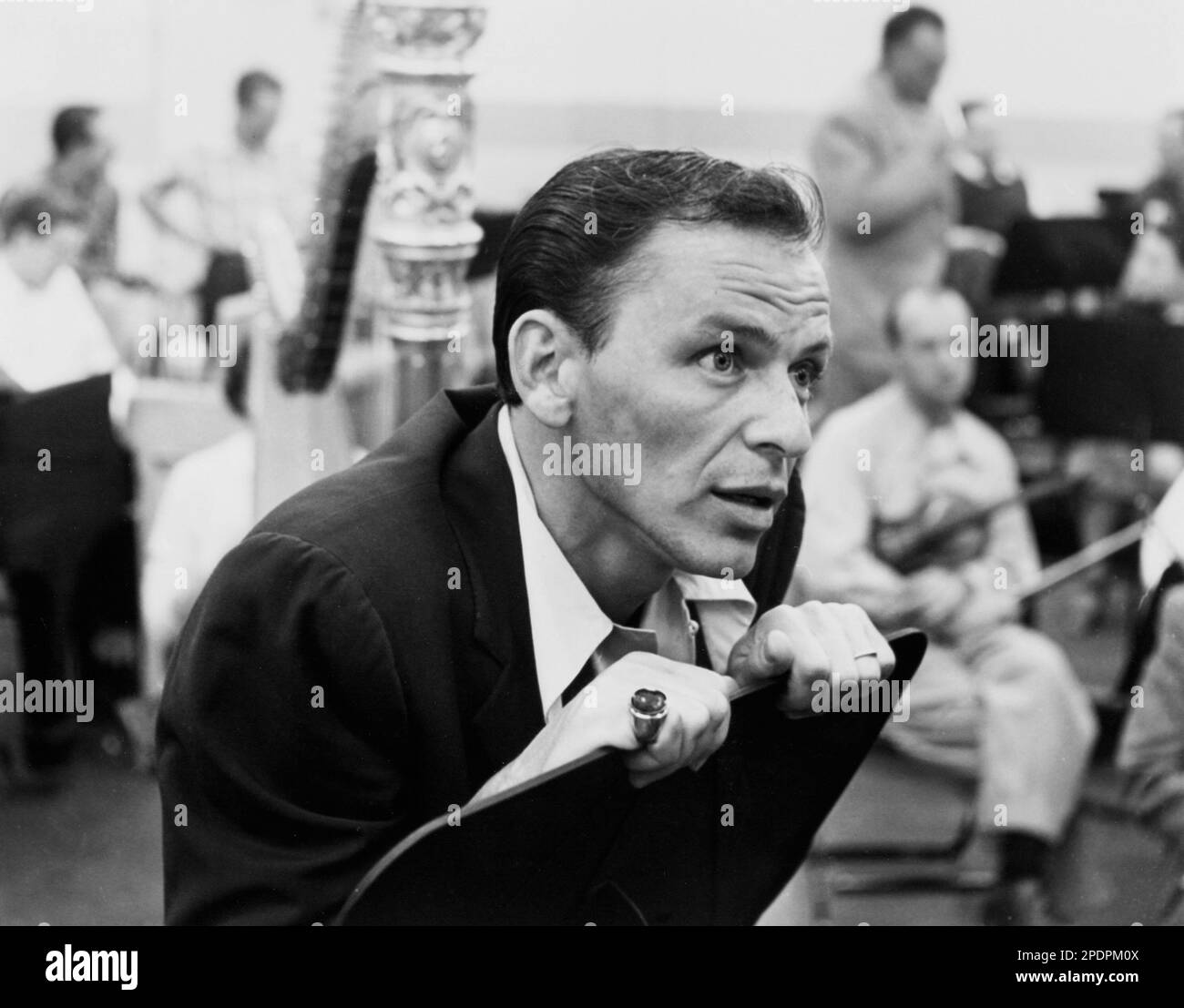 Frank Sinatra dans Rehearsal, c 1950s Banque D'Images