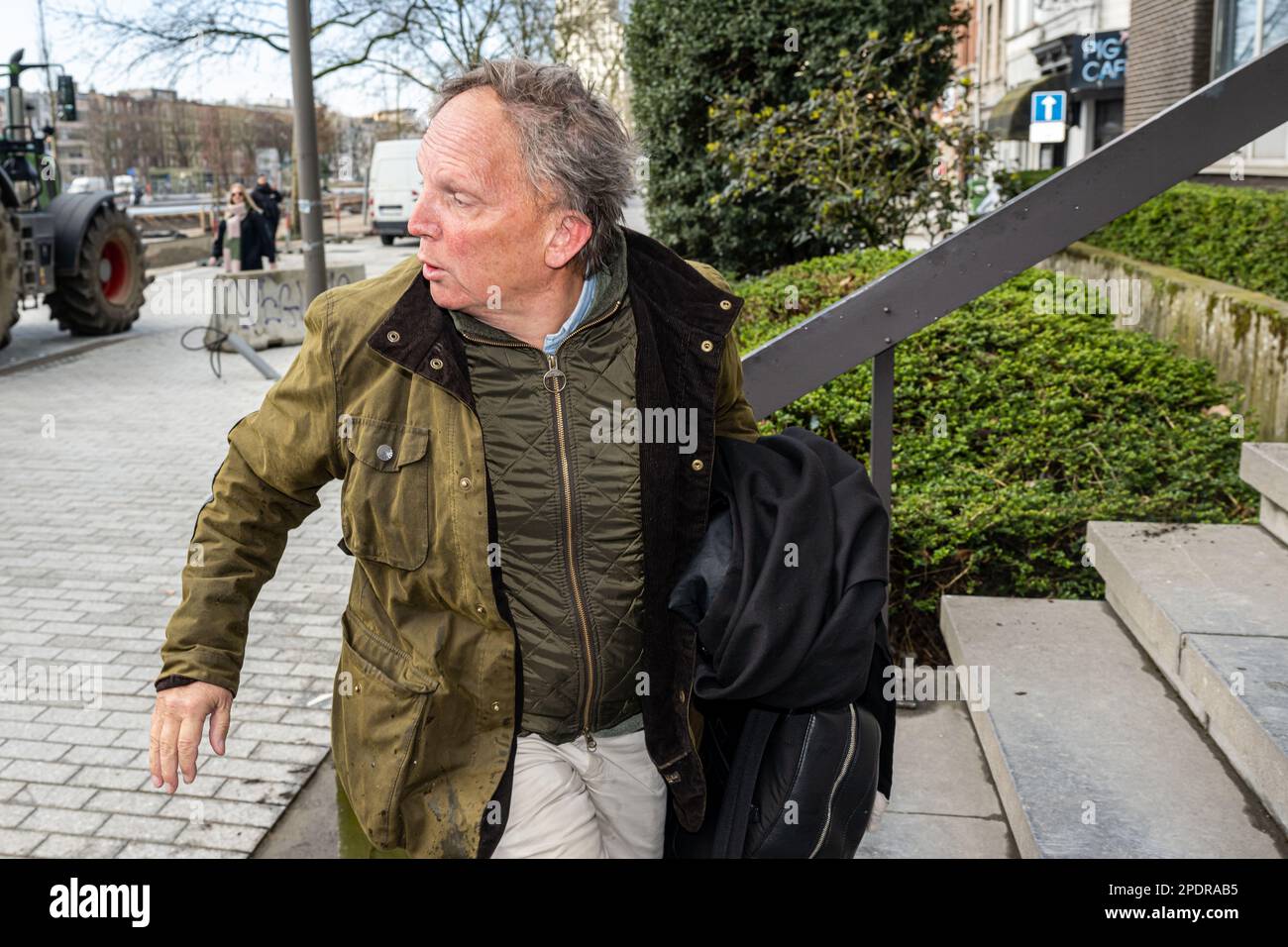 L'avocat Johan Plateau arrive pour une session de l'affaire devant la cour d'appel d'Anvers, une remarque du juge pendant le procès de Hasselt, contre 18 membres de l'association des étudiants de Reuzegom pour le décès de Sanda Dia, à Anvers, le mercredi 15 mars 2023. Sanda Dia, 20 ans, est mort d'un échec d'organe après le rituel du baptême d'un étudiant. La présidente de Hasselt avait noté qu'elle n'avait été prise que pour juger les accusations qui portaient sur les faits de 5 décembre 2018 à Vorselaar. Il a été noté au dossier de la cour que les faits se sont commis depuis le réveil des puits de Louvain jusqu'au deptu Banque D'Images